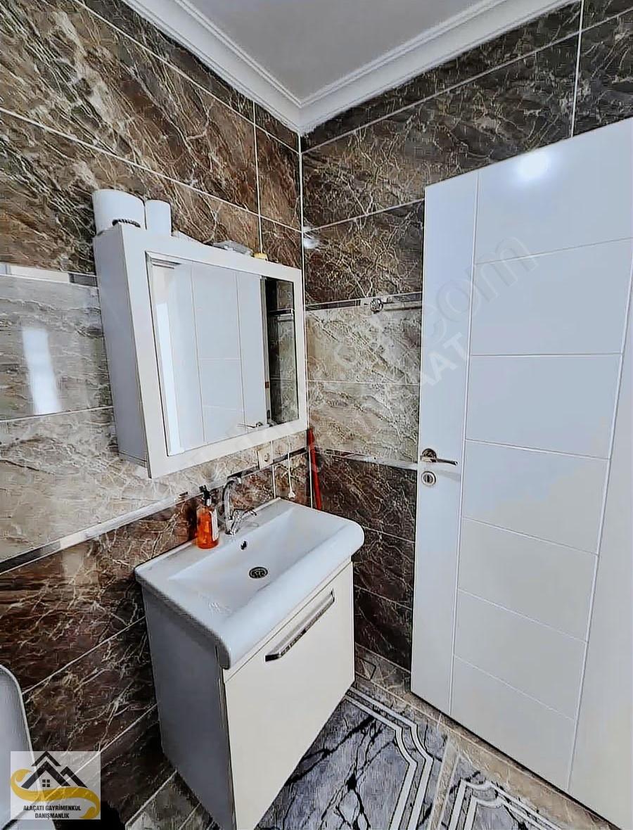 Alaçatı Dan Karasu Azizye Mah 80 M2 Denize Sıfır 1.kat 6/10 Yaş - Görsel 3