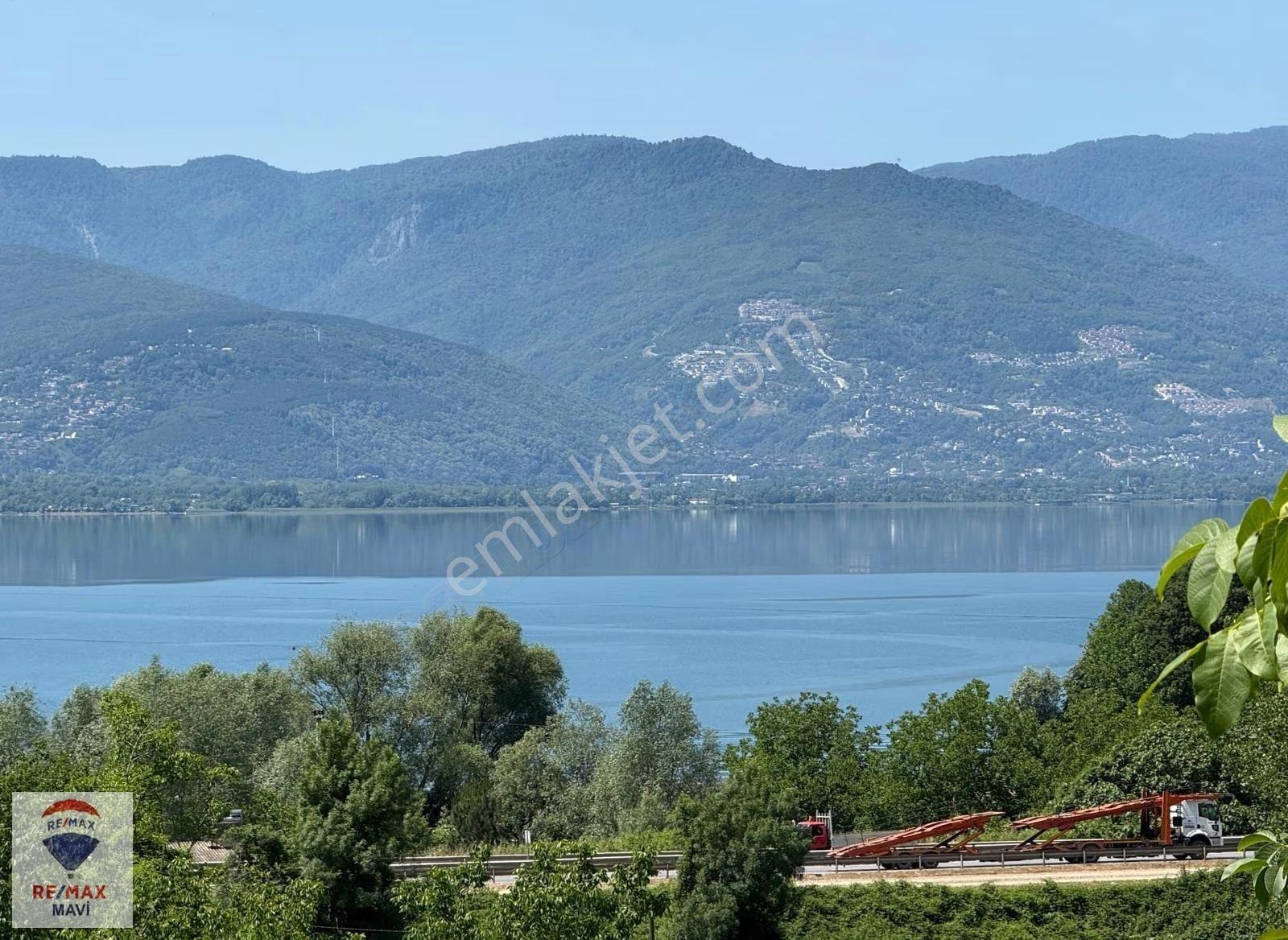 Aşağıdere Mah. Göl Manzaralı 1343 M² Muhteşem Arazi Re/max Mavi