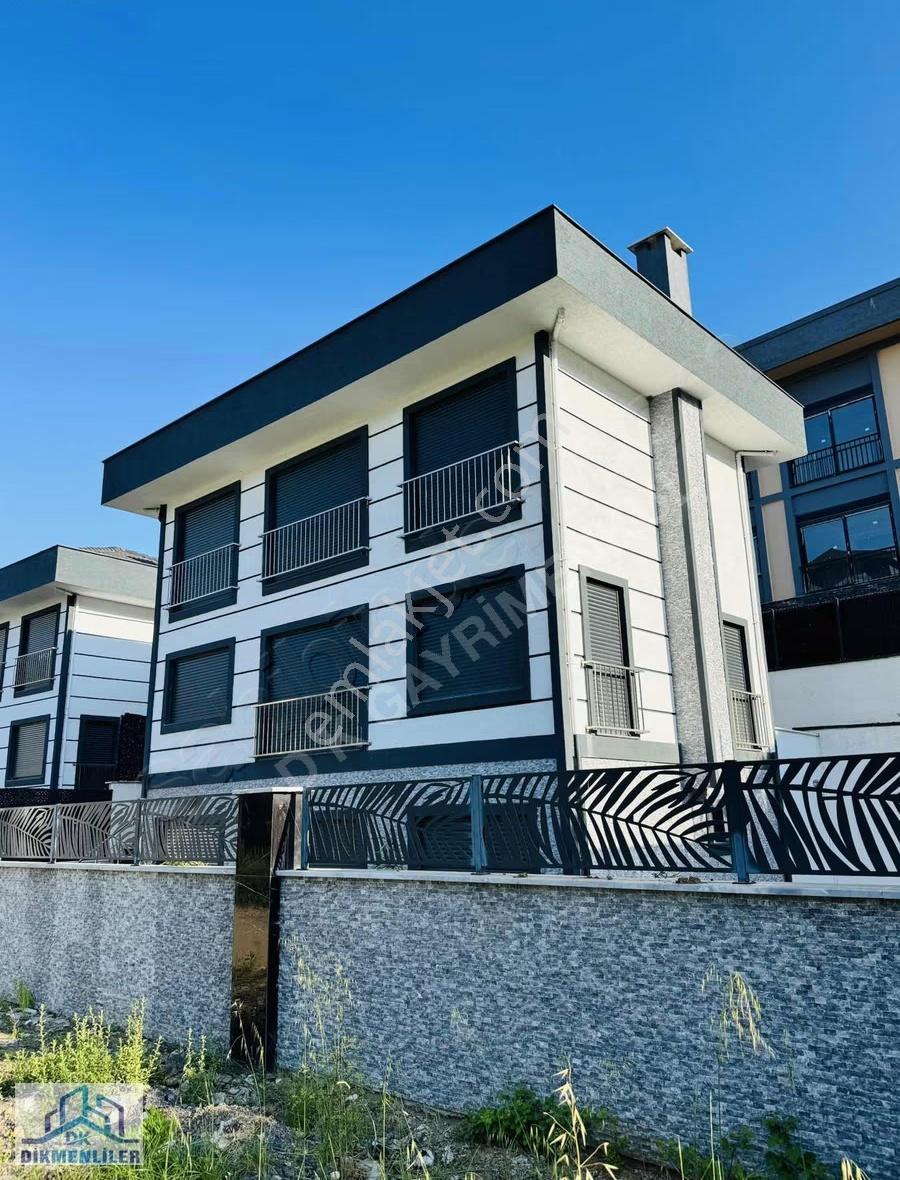 Dikmenliler Gayrimenkul'den Şile Merkez'de Satılık Villa 5+2