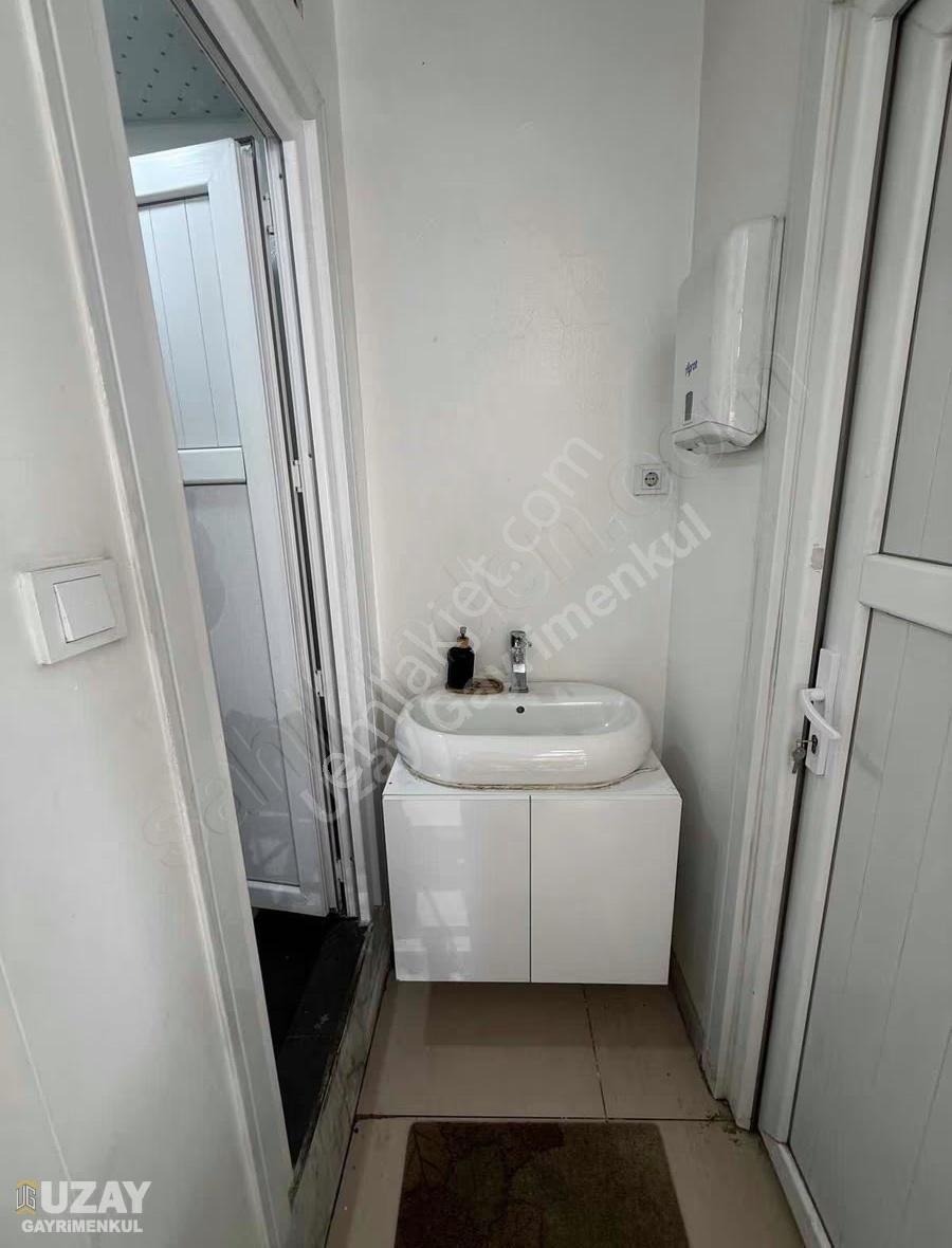 Uzay Konak'ta Satılık Köşe Dükkan (2 Katlı, 70m²) - Görsel 3