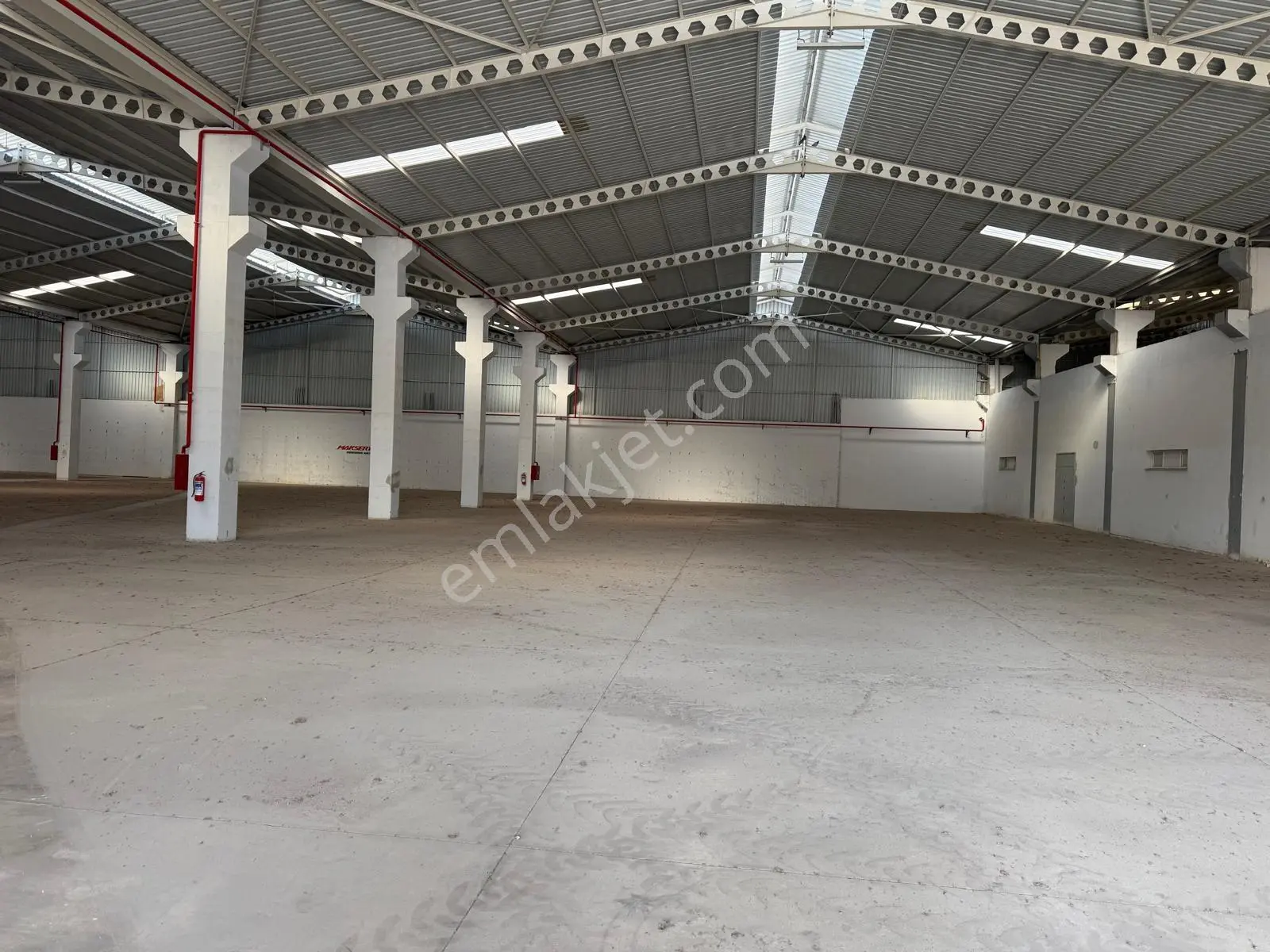 Zorlu Gayrimenkul'den Kapalı Alan 6.750m2 Aylık Kiralık Depo
