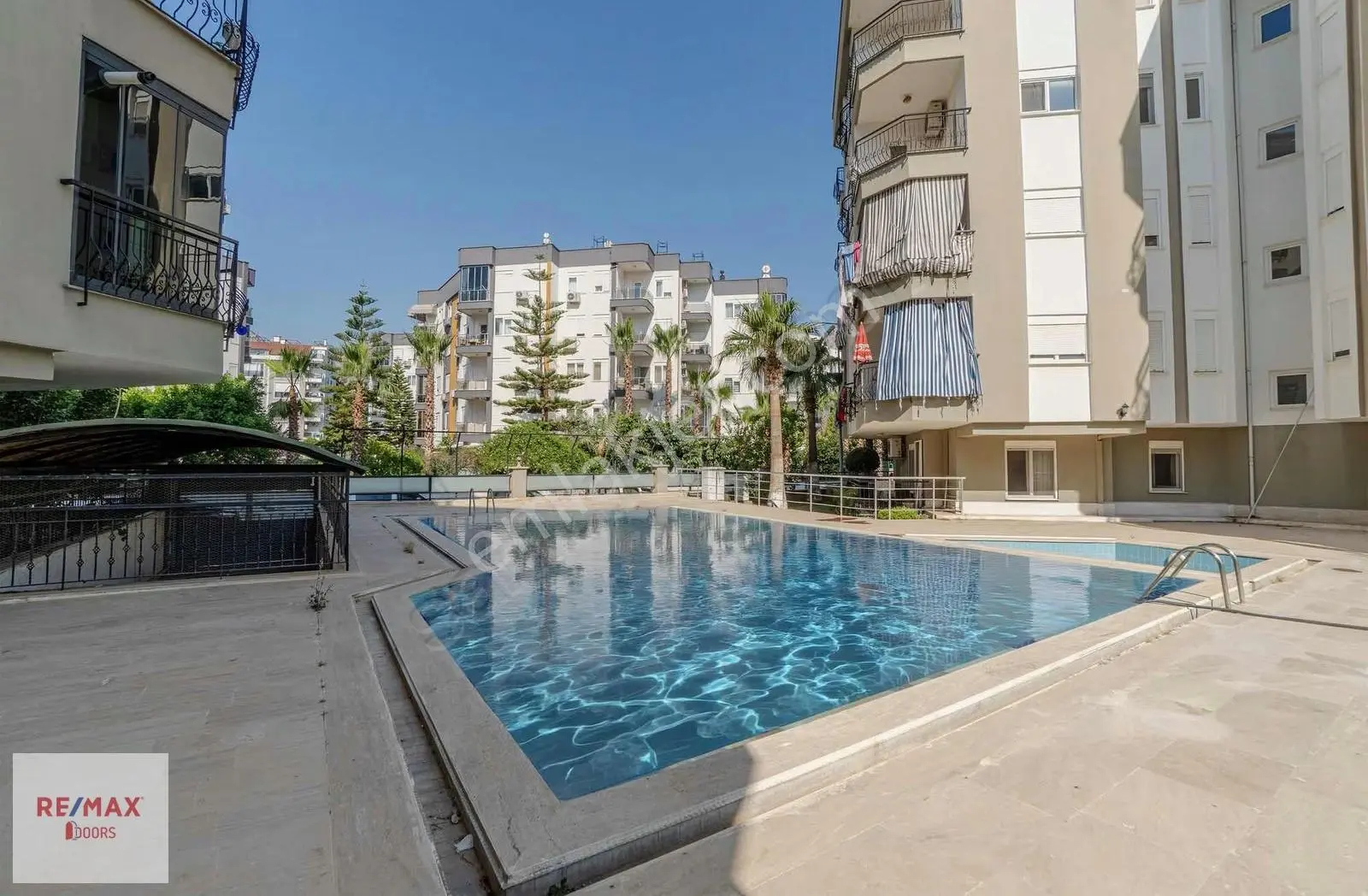 Havuzlu Kapalı Otoparklı Site İçinde Satılık 1+1 Daire - Görsel 2
