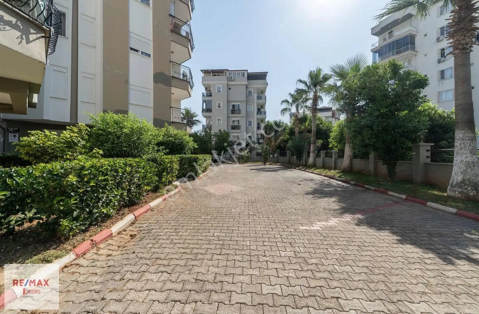 Havuzlu Kapalı Otoparklı Site İçinde Satılık 1+1 Daire - Görsel 3
