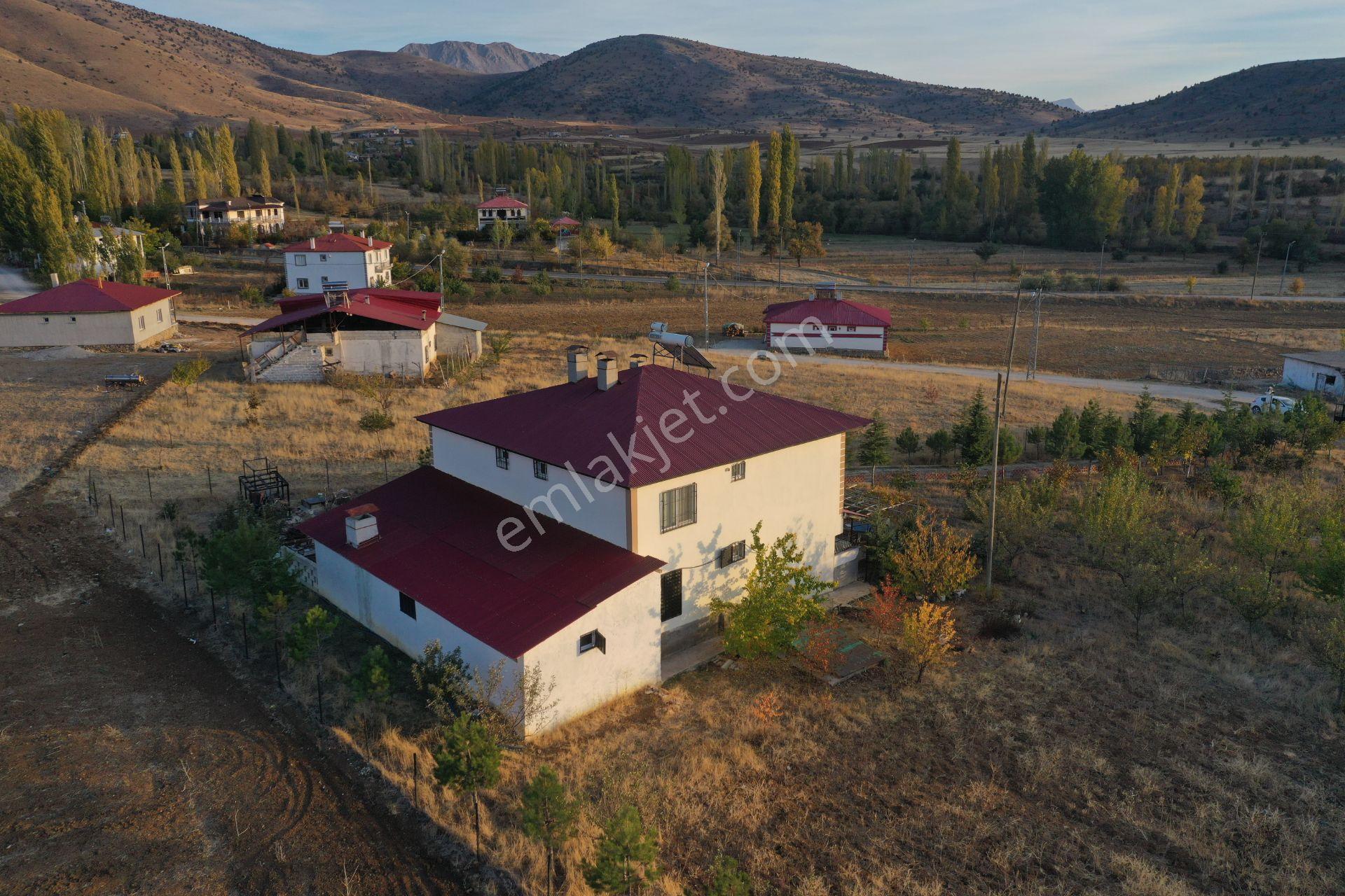 Tufanbeyli Bozgüney Mahallesinde Kaçırılmayacak Geniş Bahçeli Müstakil 2 Katlı Ev Ve Büyük Bahçesi - Görsel 20