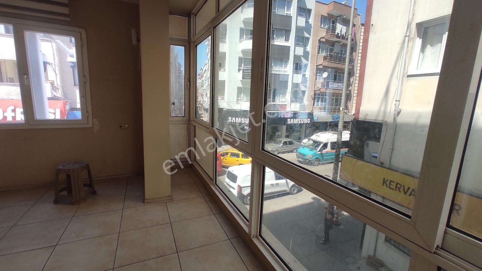 Menderes Caddesinde Yola Cepheli Ofise Uygun Kiralık Daire