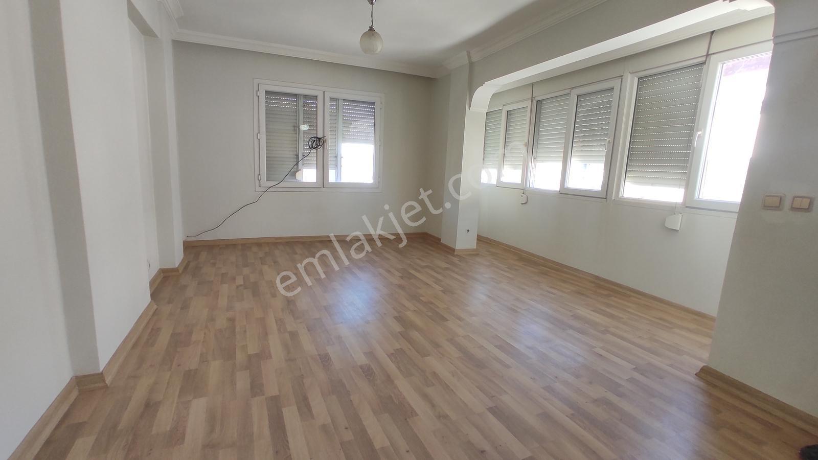 Menderes Caddesinde Yola Cepheli Ofise Uygun Kiralık Daire - Görsel 17