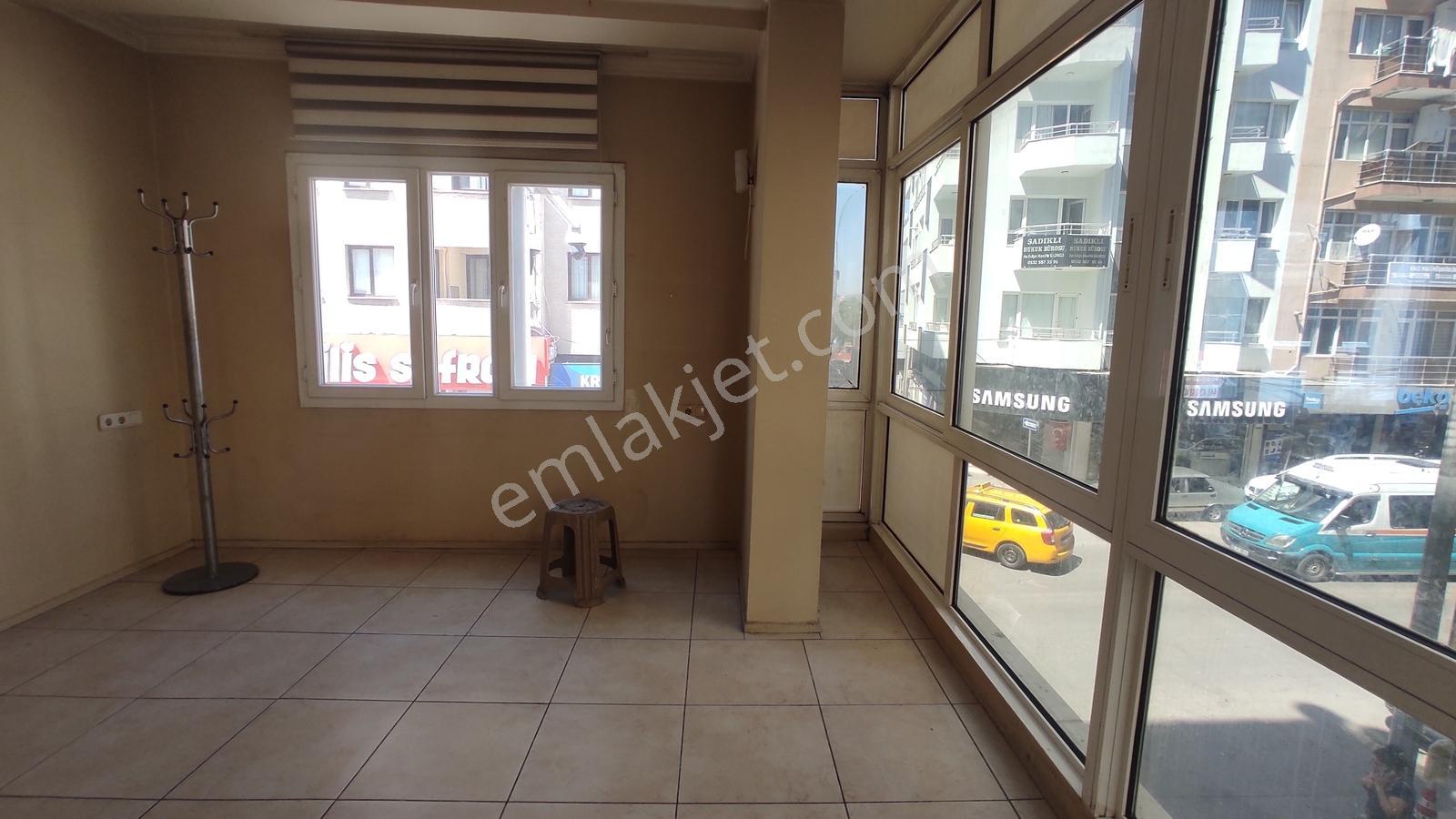 Menderes Caddesinde Yola Cepheli Ofise Uygun Kiralık Daire - Görsel 11