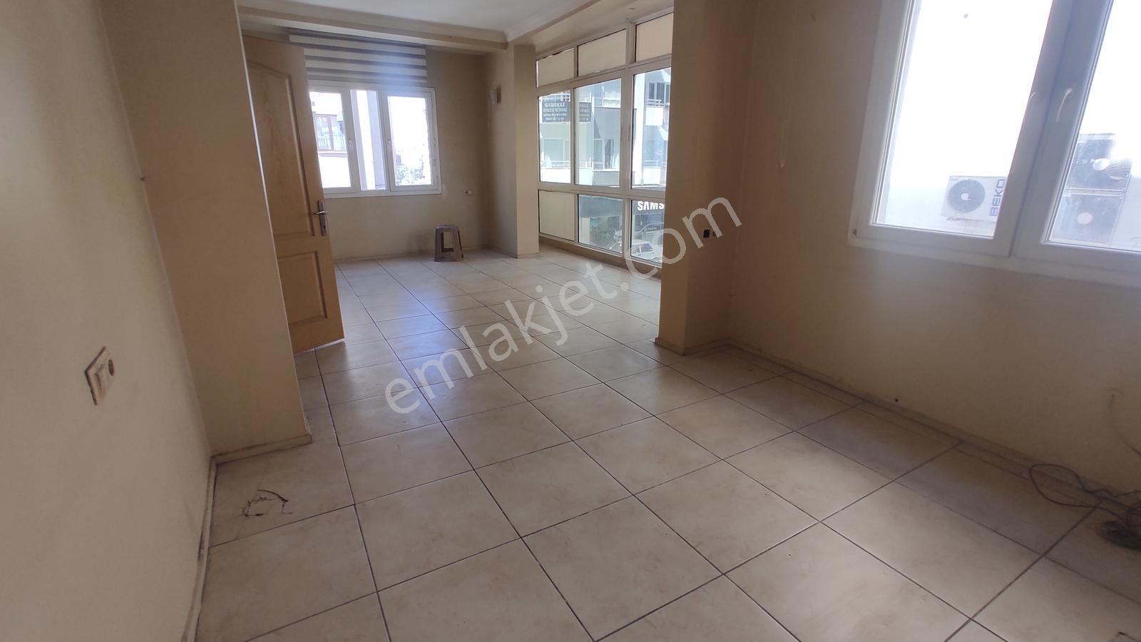 Menderes Caddesinde Yola Cepheli Ofise Uygun Kiralık Daire - Görsel 23