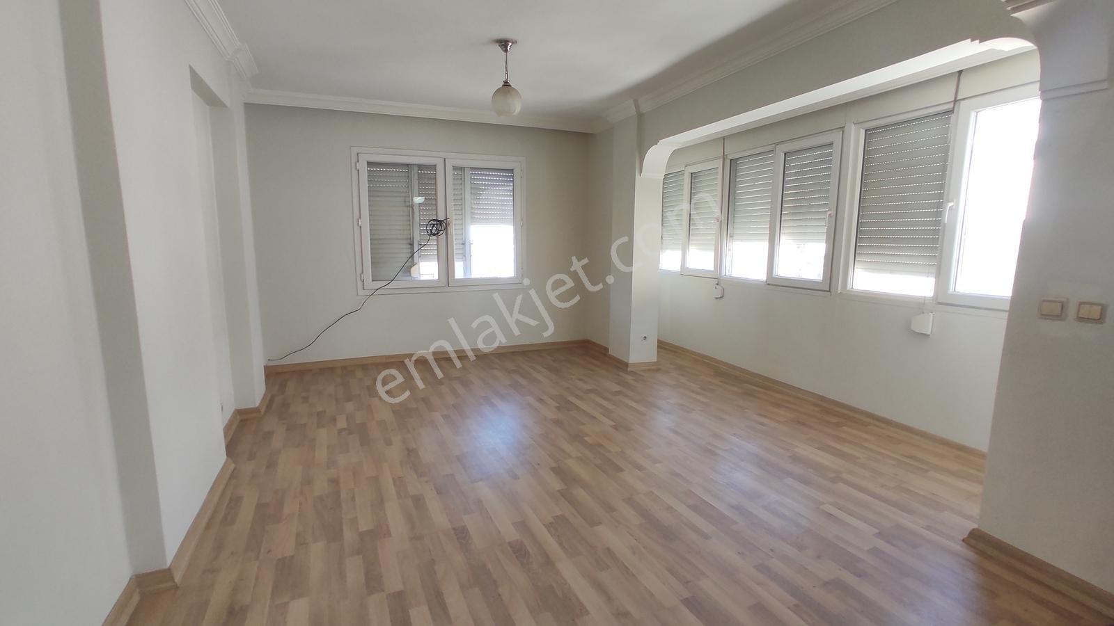 Menderes Caddesinde Yola Cepheli Ofise Uygun Kiralık Daire - Görsel 15