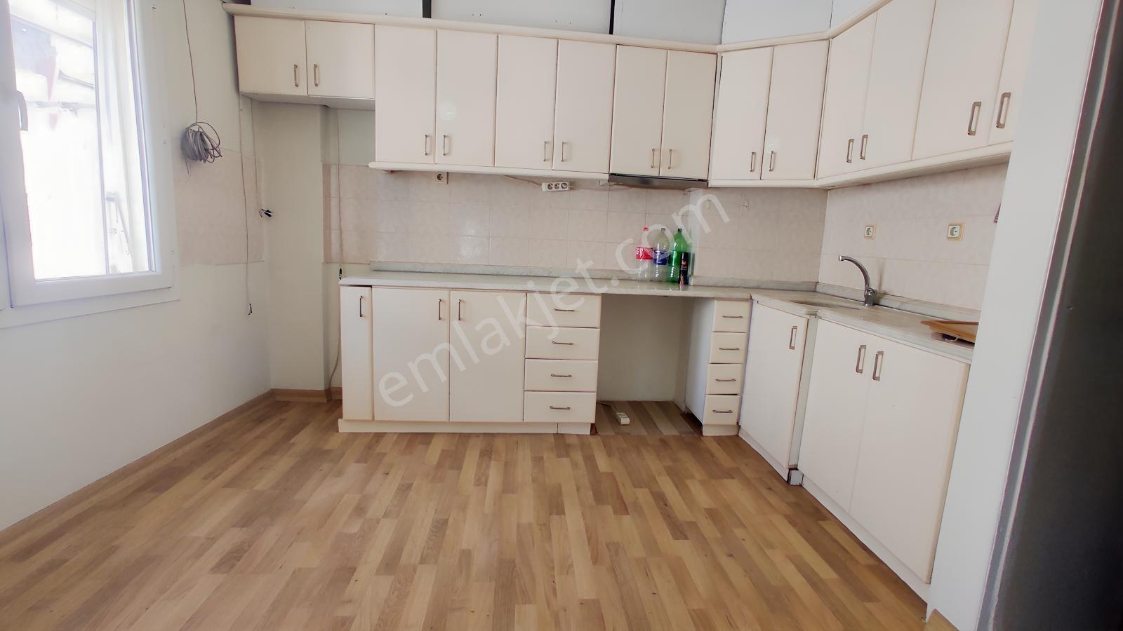 Menderes Caddesinde Yola Cepheli Ofise Uygun Kiralık Daire - Görsel 8