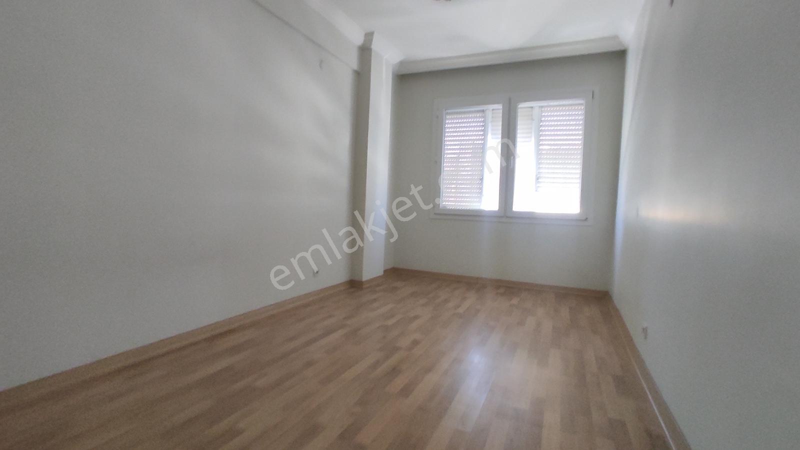 Menderes Caddesinde Yola Cepheli Ofise Uygun Kiralık Daire - Görsel 13