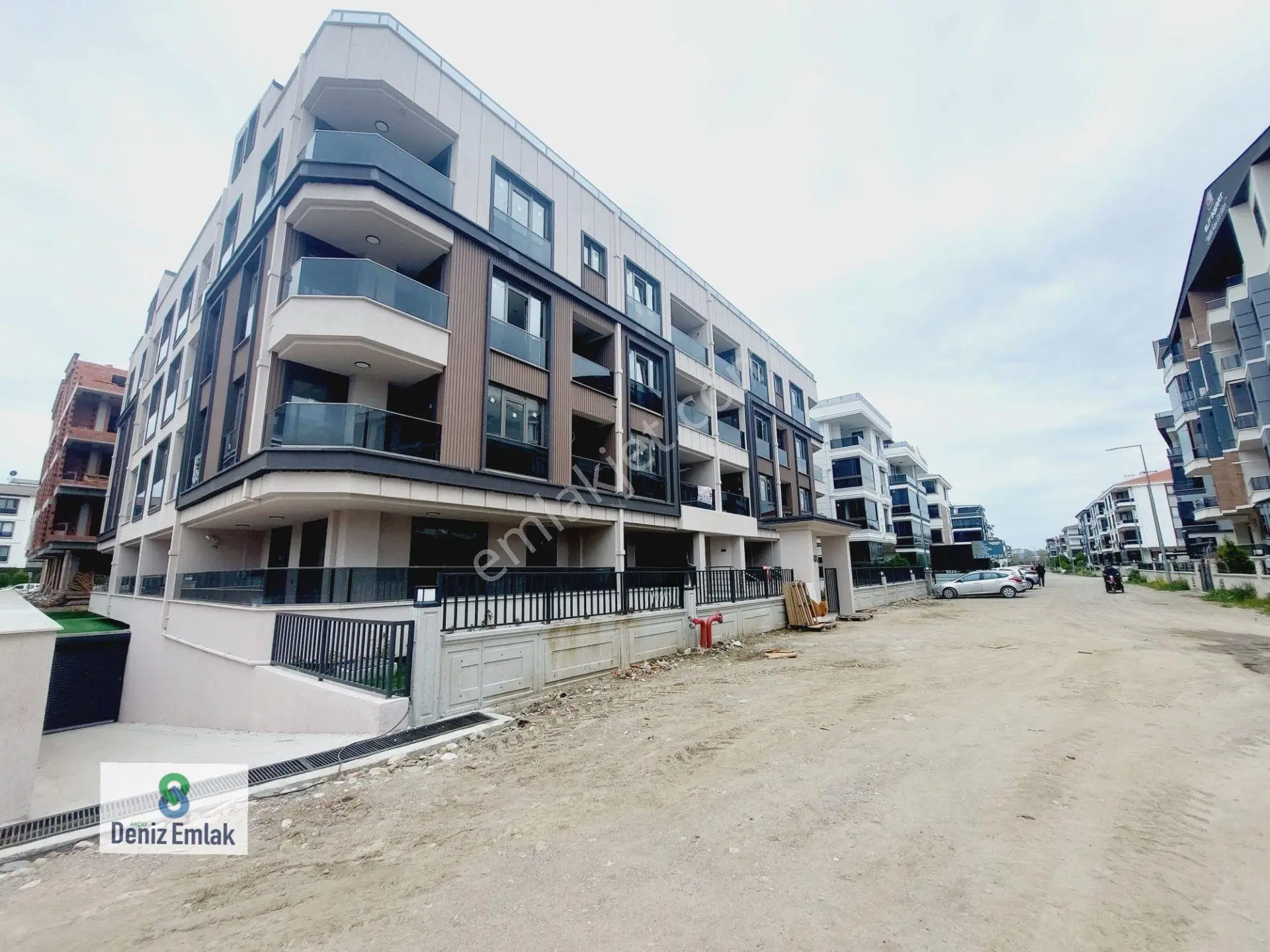 Denizden Akçayda Kapalı Otoparklı Yerden Isıtmalı Satılık 2+1 Dubleks Daire.
