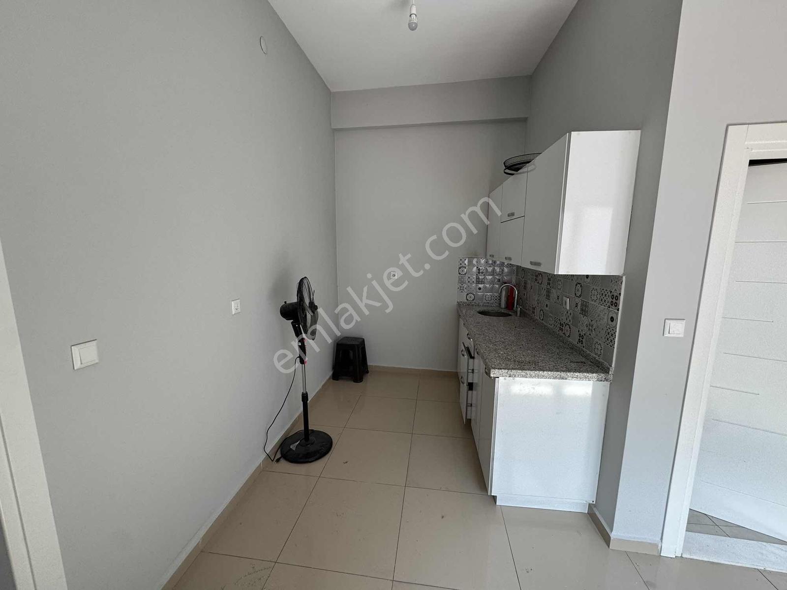 Remax Uğur Çakar'dan Yeni Camii Bölgesi Kiralık Ofis - Görsel 3
