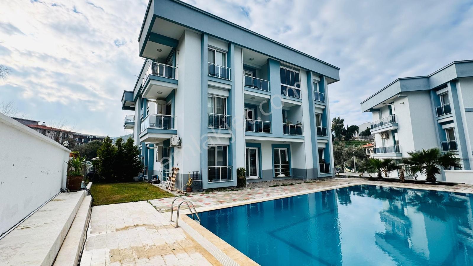 Yenifoça'da Havuzlu Site İçerisinde Kiralık 2+1 Eşyalı Daire