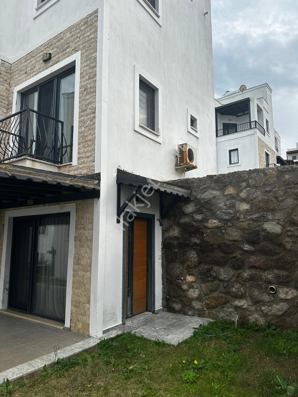 Gündoğan Kızılburun Deniz Manzaralı Bahçe Kullanımlı Ortak Havuzlu Sitede Bakımlı Villa - Görsel 4