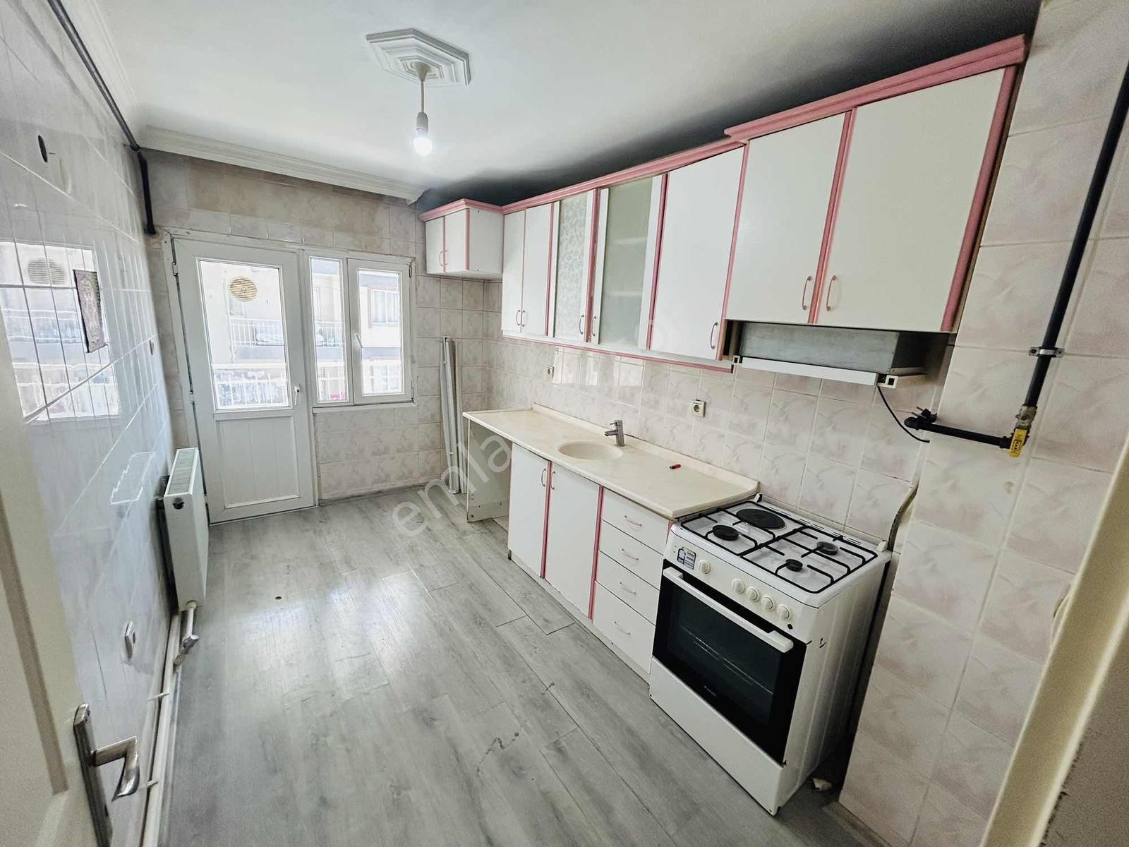 Cadde Üzeri Site İçi Güvenlikli Otoparklı 3+1 Boyalı Geniş Daire - Görsel 15