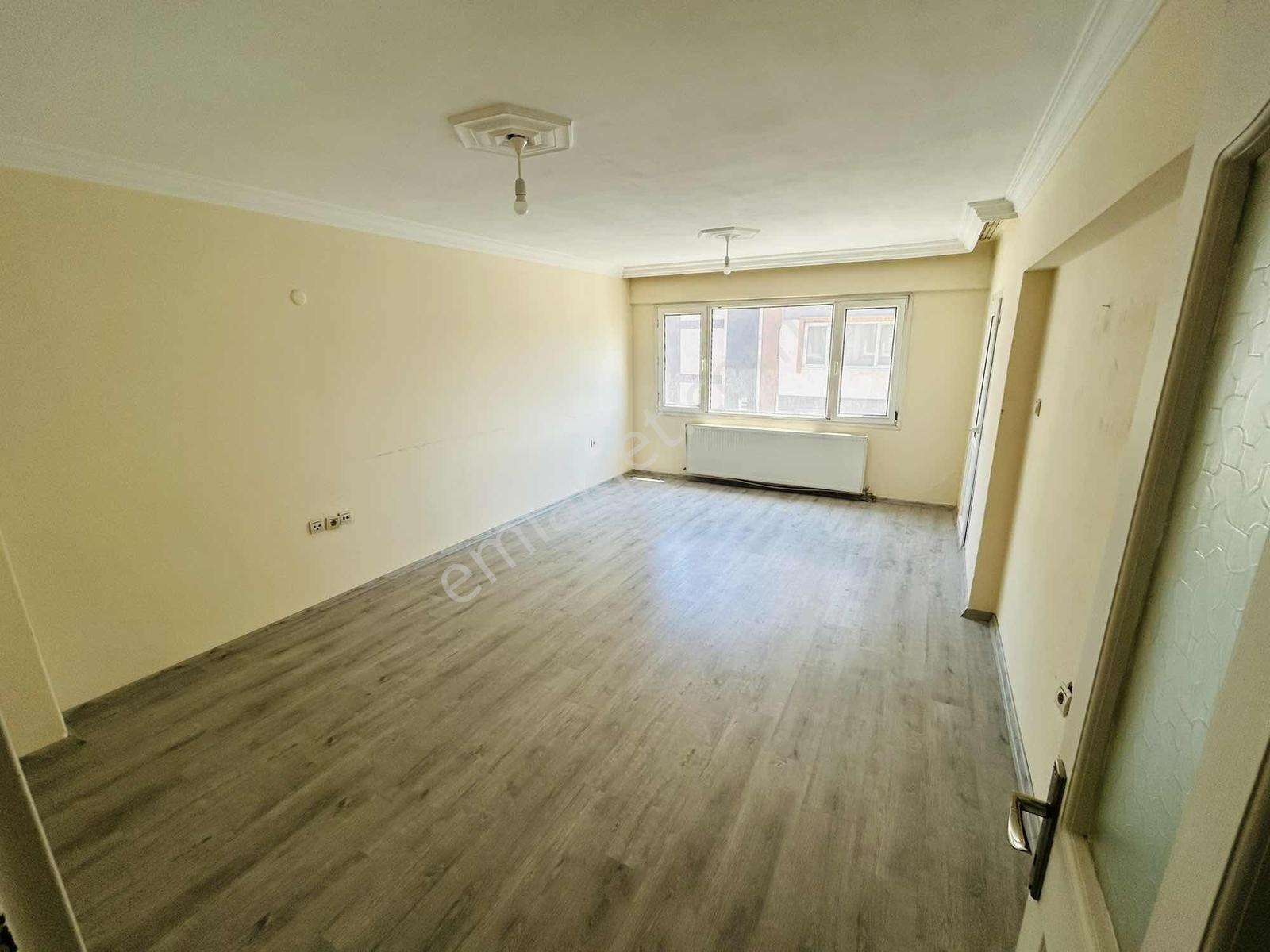 Cadde Üzeri Site İçi Güvenlikli Otoparklı 3+1 Boyalı Geniş Daire - Görsel 6