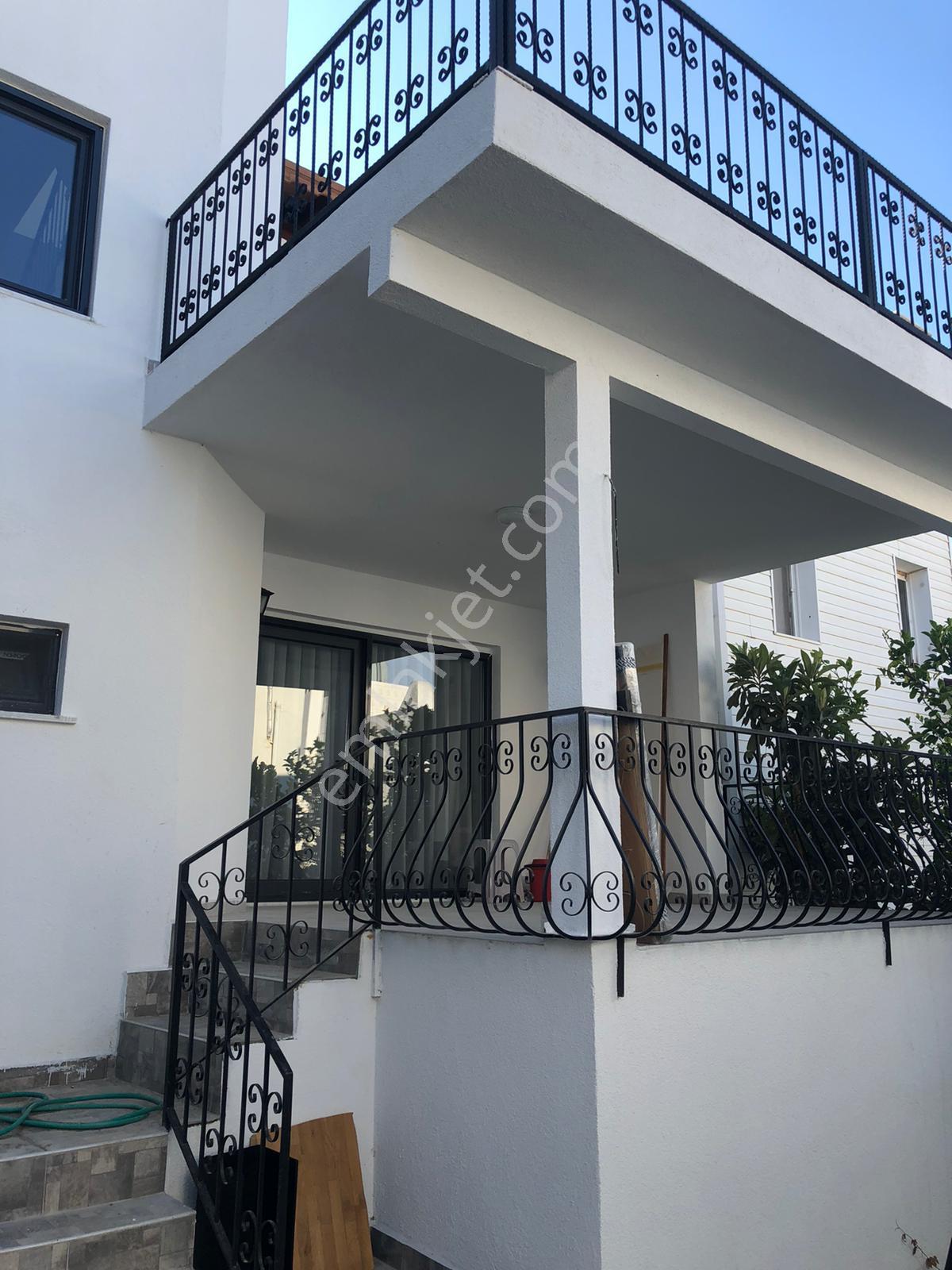 Gündoğan Tankay Sitesinde Deniz Manzaralı Bakımlı Havuzlu Plajlı Villa