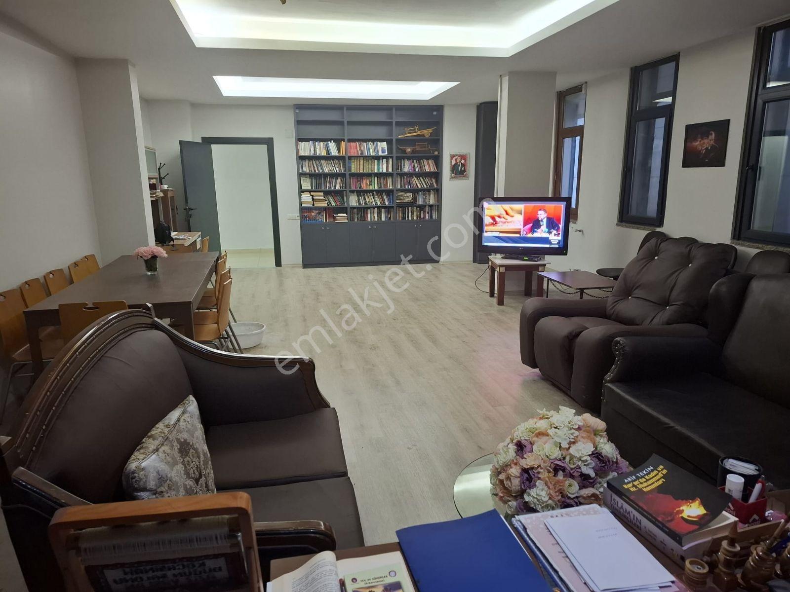 Mahmutbey Caddesine Cepheli Kiralık 40'm2 Ofis