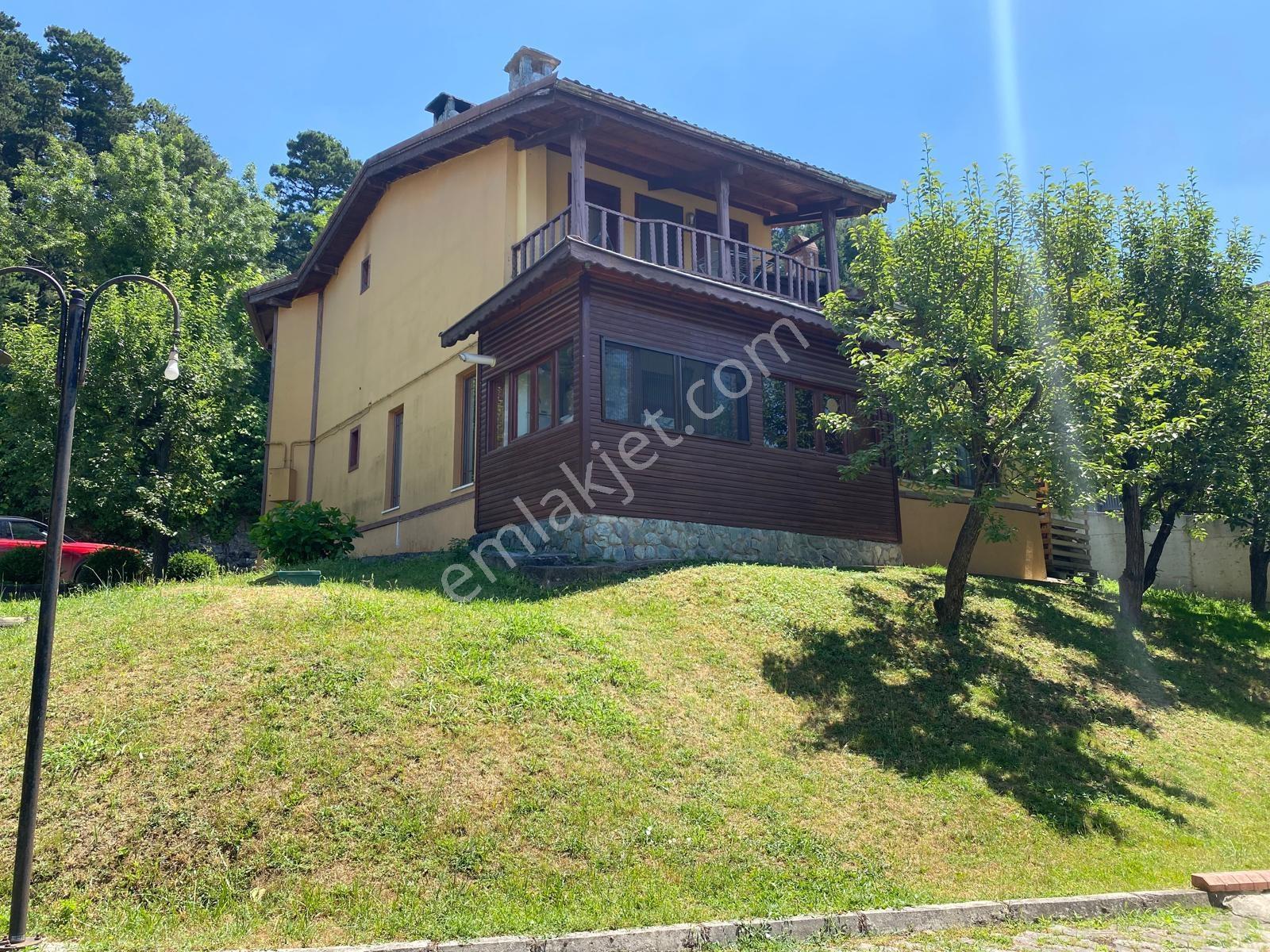 Sapanca'da Köşe Konum Tam Müstakil 4+1 Villa
