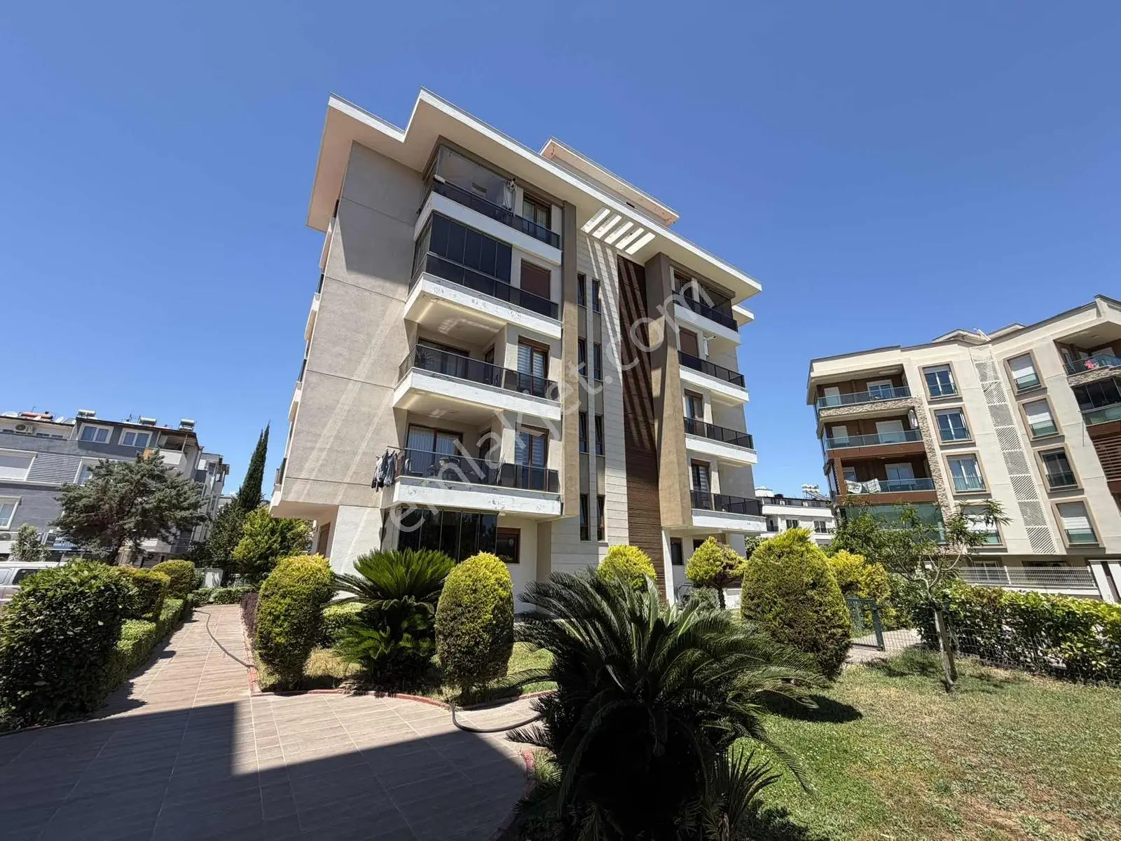 Güzeloba'da Havuzlı Site İçerisinde Full Eşyalı Kiralık 2+1