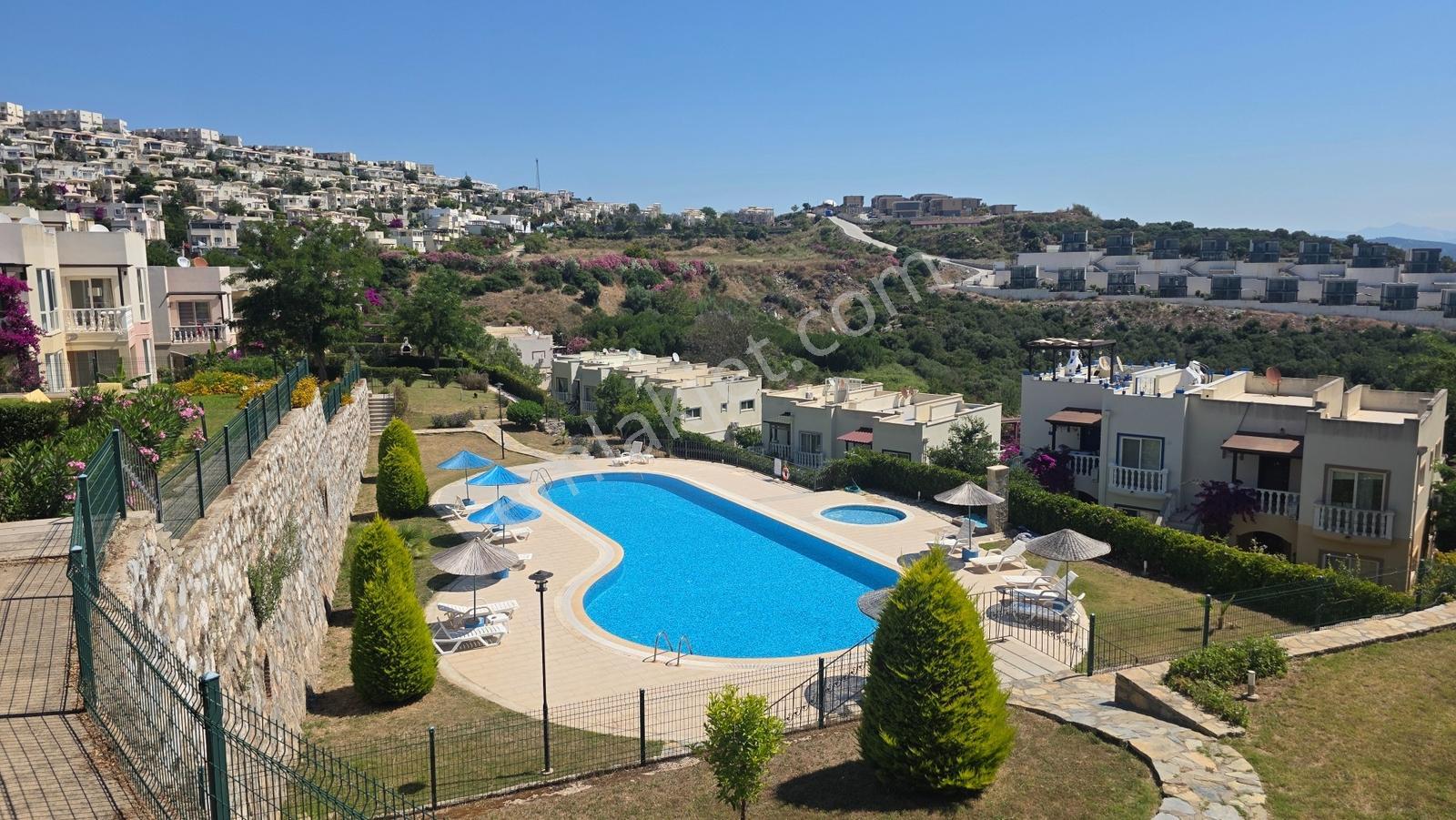 Bodrum Adabükü Turkuaz Sitesi 2+1 Düz Ayak Bahçeli Daire