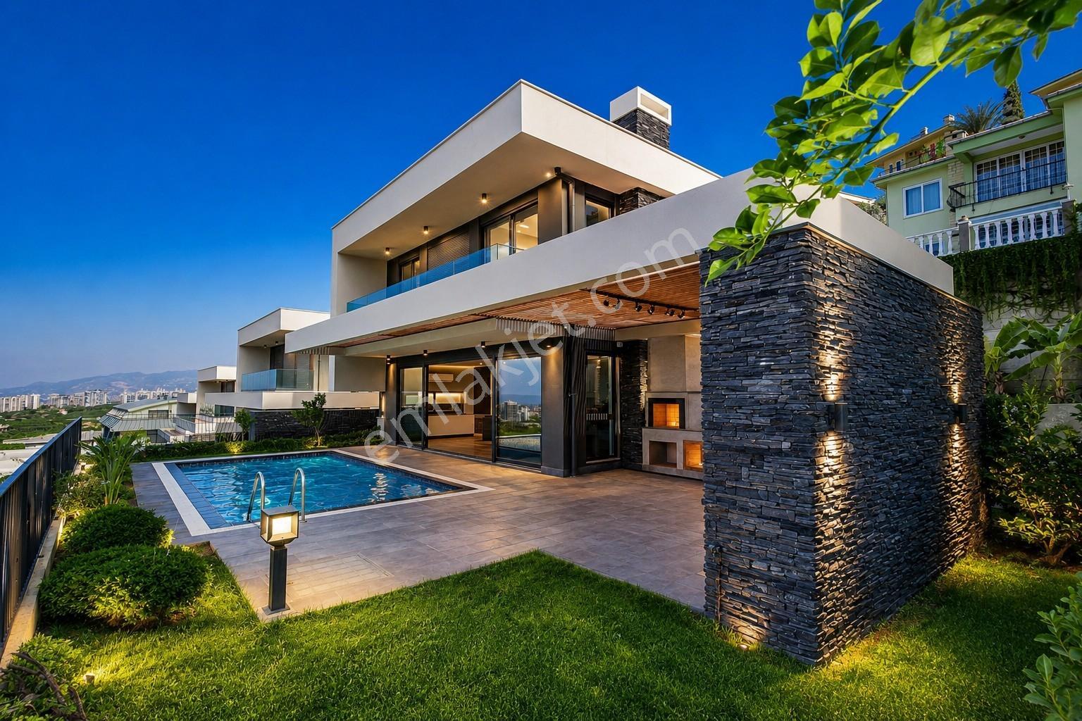 Alanya'da Müstakil 3+1 Villa, Full Deniz Manzaralı Özel Bahçeli - Görsel 2