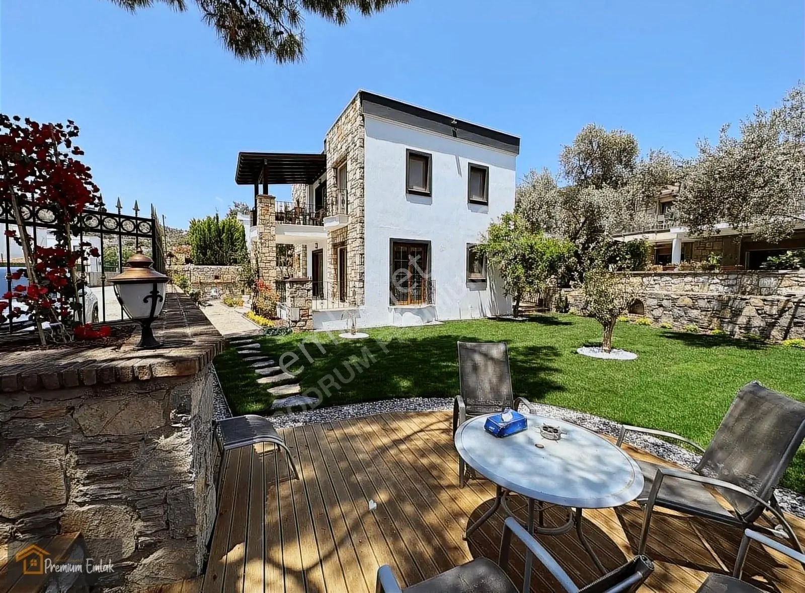 Bodrum Merkezde Kale Deniz Manzaralı 500 Mt2 Müstakil Köşe Villa