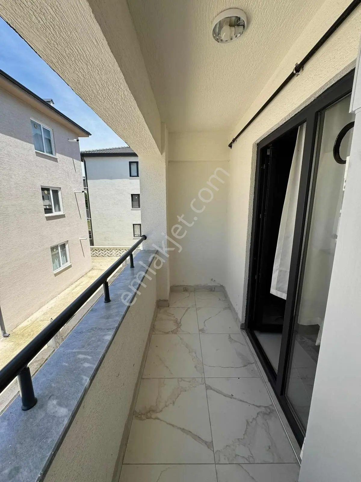 Kiracılı Sıfır Eşyalı Satılık 1+1 Daire