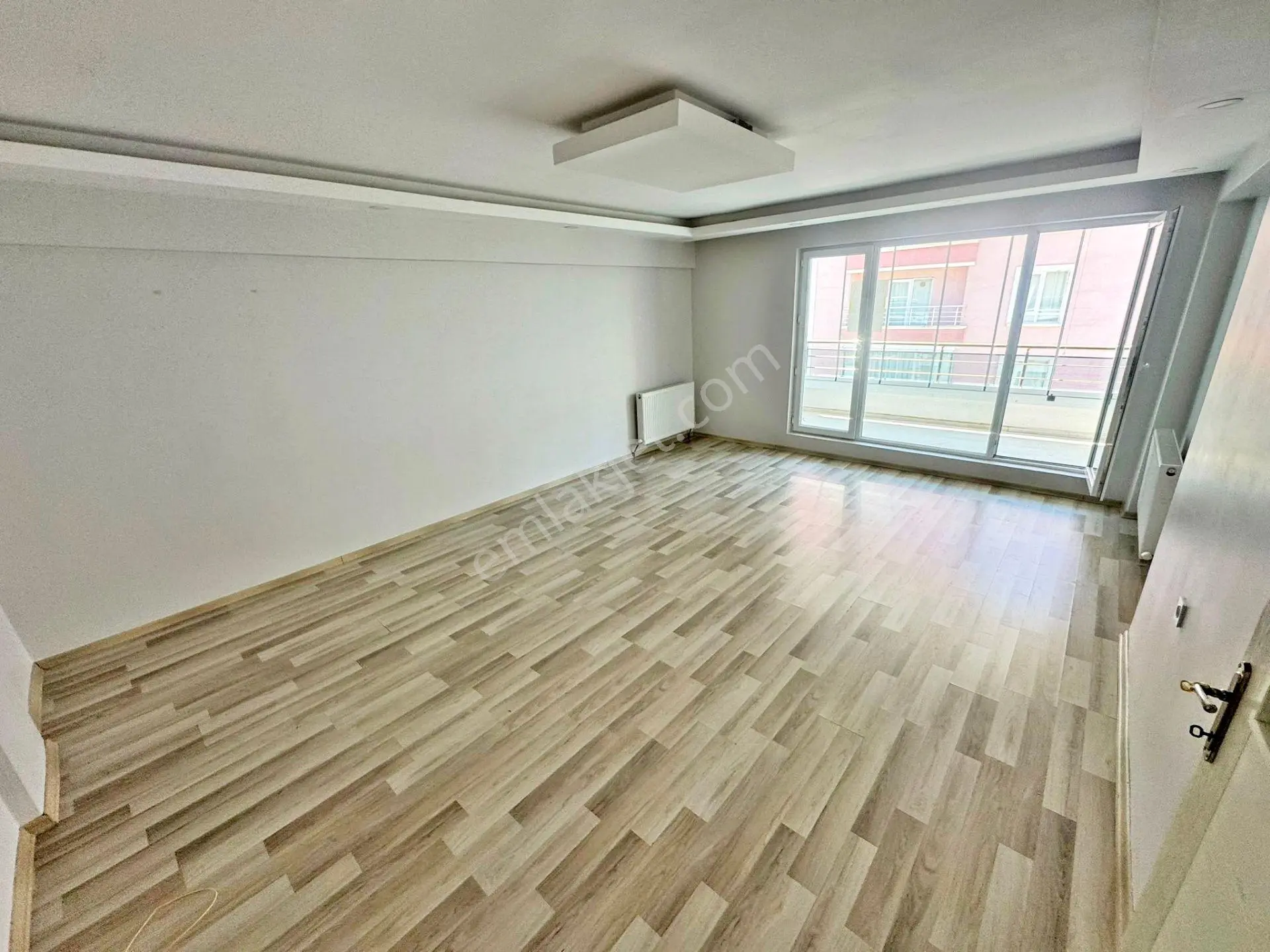 Cadde Yakını Merkezi Konum Yapılı Asansörlü Cam Balkonlu Çift Banyolu 3+1 Kiralık Daire - Görsel 2