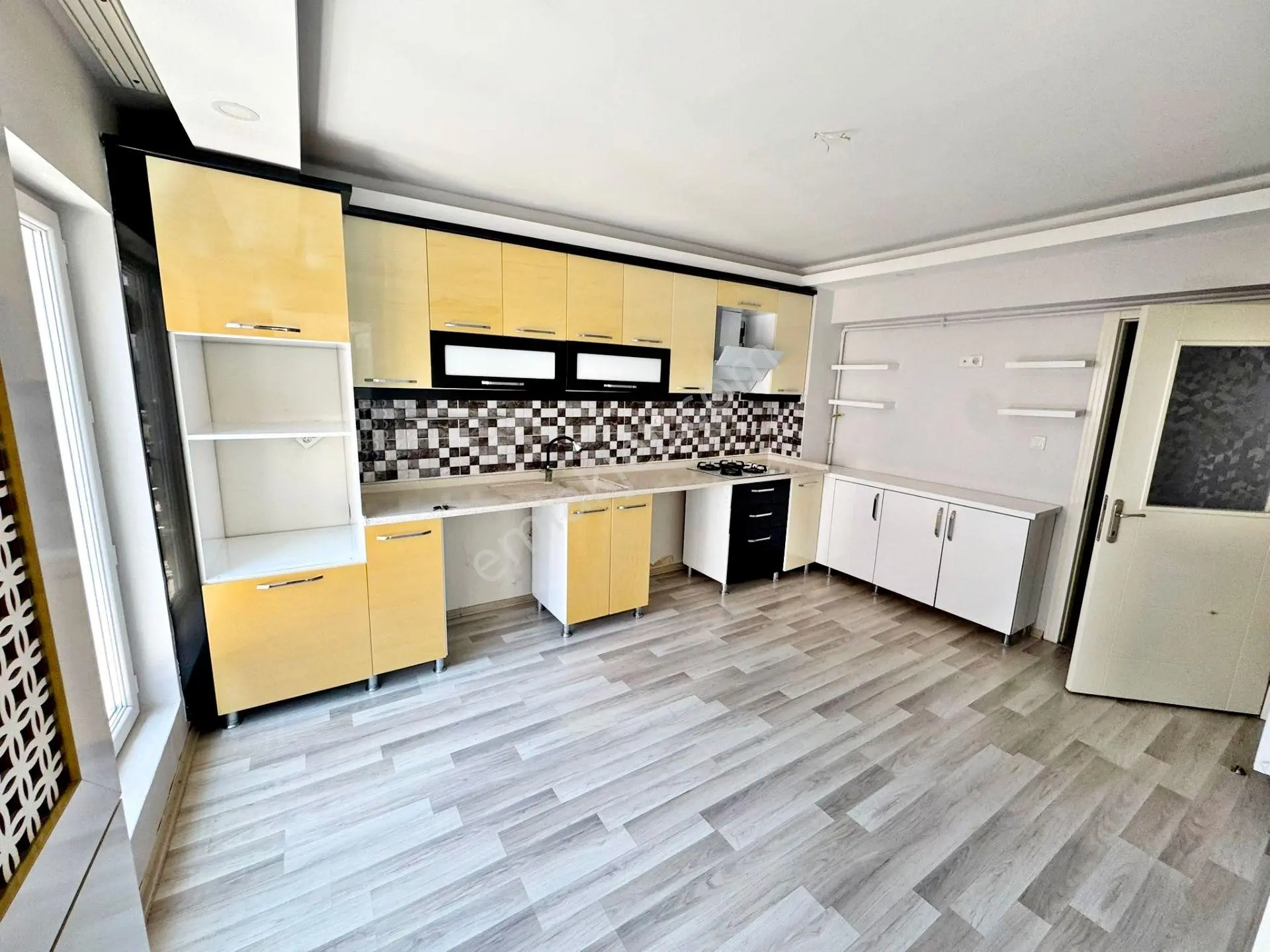 Cadde Yakını Merkezi Konum Yapılı Asansörlü Cam Balkonlu Çift Banyolu 3+1 Kiralık Daire