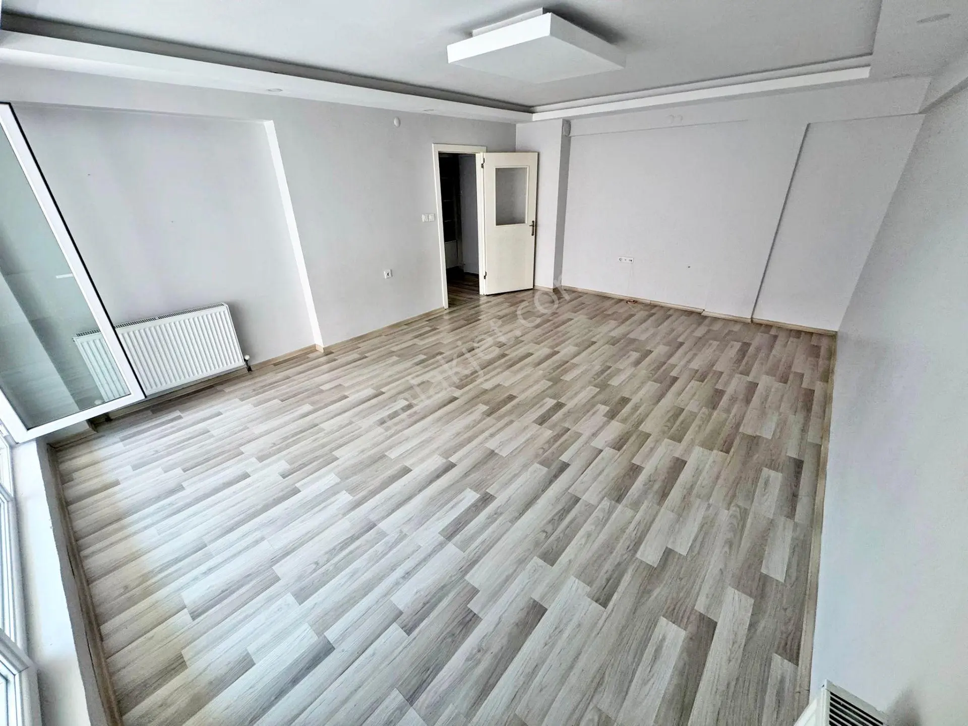 Cadde Yakını Merkezi Konum Yapılı Asansörlü Cam Balkonlu Çift Banyolu 3+1 Kiralık Daire - Görsel 5