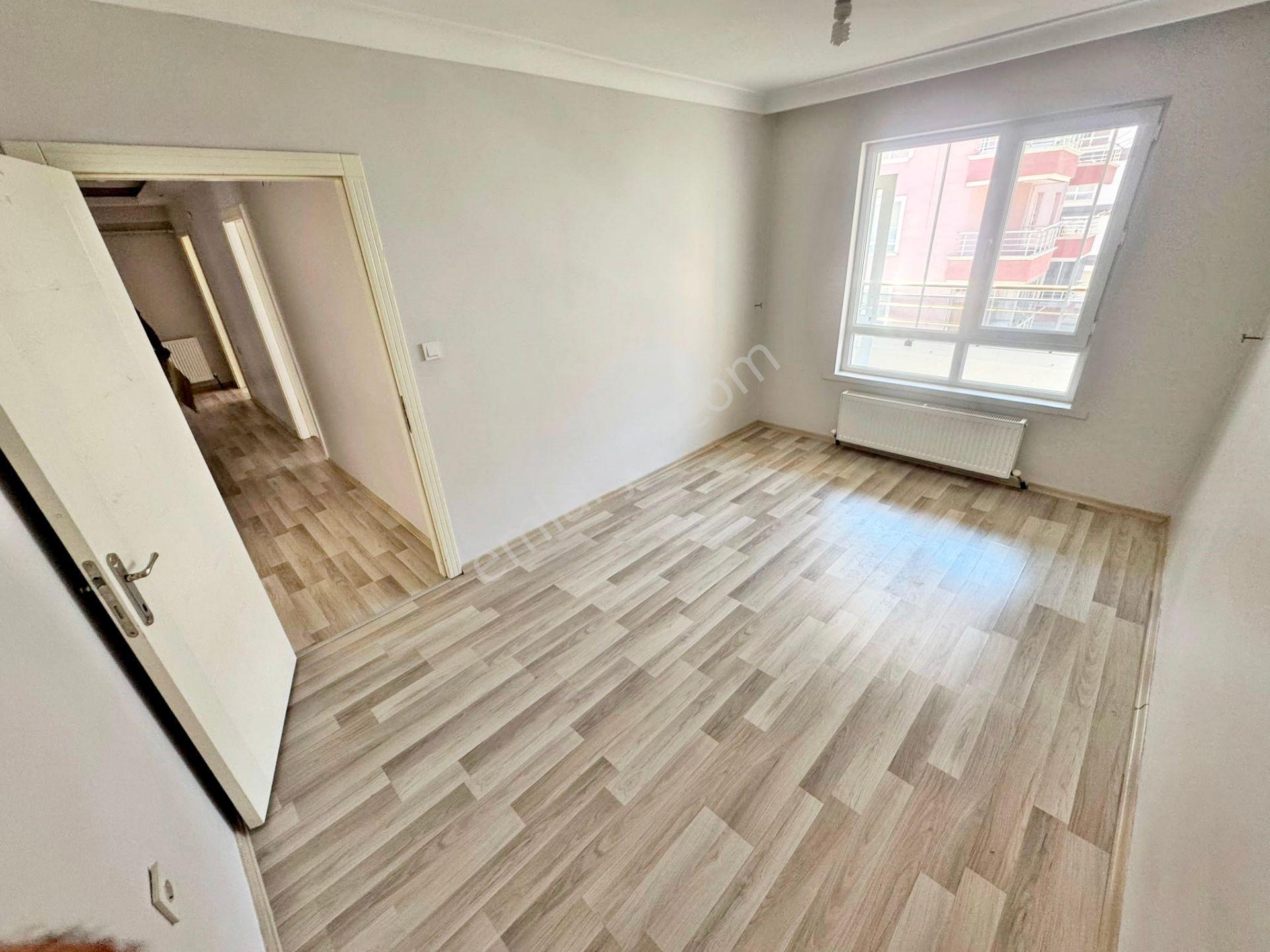 Cadde Yakını Merkezi Konum Yapılı Asansörlü Cam Balkonlu Çift Banyolu 3+1 Kiralık Daire - Görsel 6