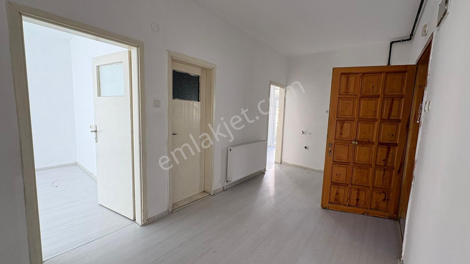 Arif Emlaktan Satılık Çarşı Merkezinde 3+1 Doğalgazlı Daire - Görsel 2
