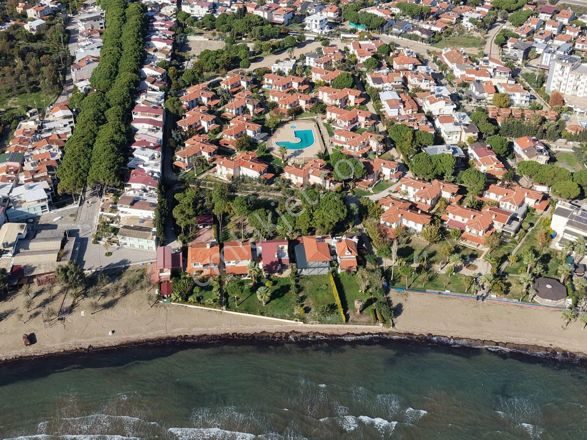 Seferihisar Erdem Tur Sitesi’nde Havuzlu Ve Güvenlikli Müstakil Konfor Satılık 3+1 Villa - Görsel 3