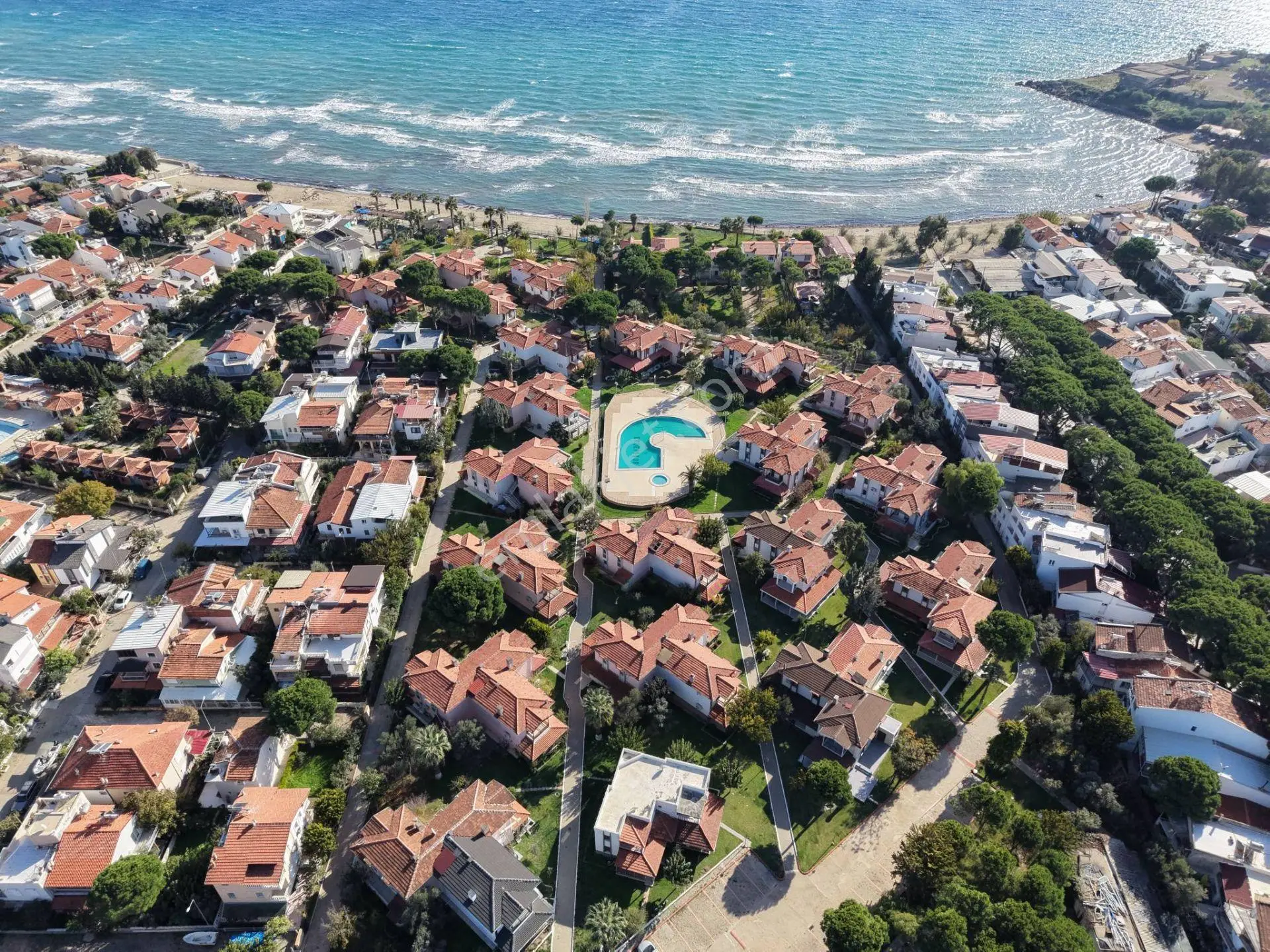 Seferihisar Erdem Tur Sitesi’nde Havuzlu Ve Güvenlikli Müstakil Konfor Satılık 3+1 Villa - Görsel 4
