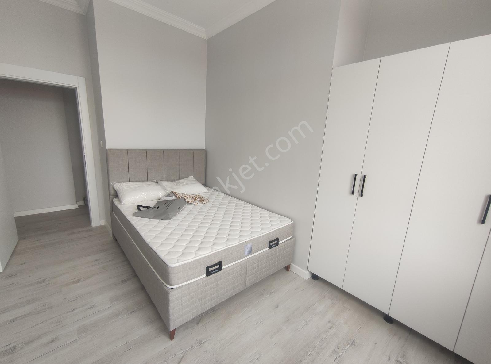 Cadde Üzeri Deniz Manzaralı Eşyalı Ayçadan Kiralık 1+1 Daire - Görsel 17