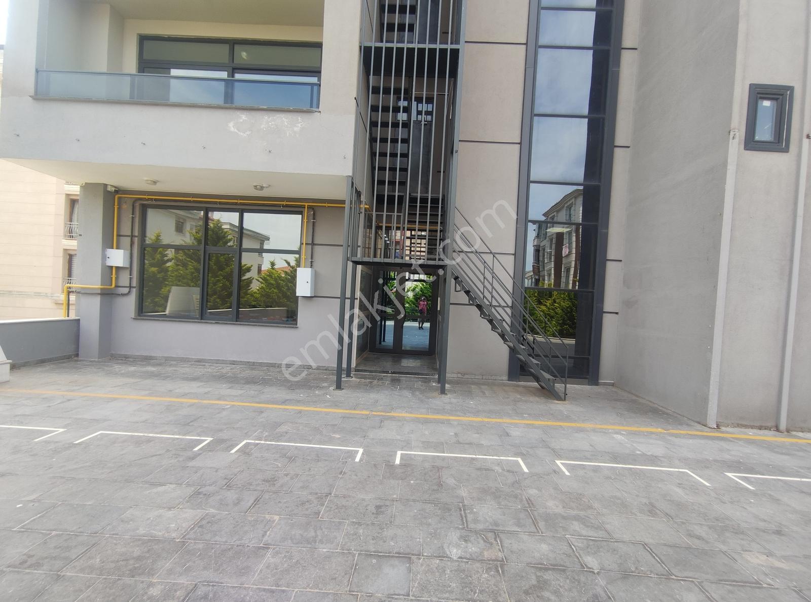 Cadde Üzeri Deniz Manzaralı Eşyalı Ayçadan Kiralık 1+1 Daire - Görsel 8