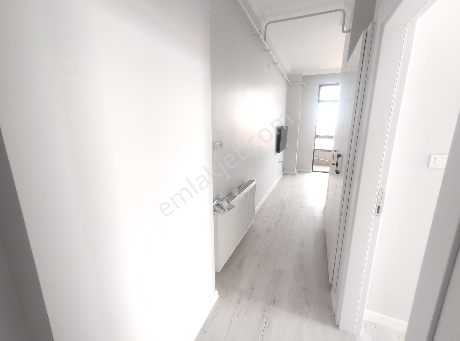 Cadde Üzeri Deniz Manzaralı Eşyalı Ayçadan Kiralık 1+1 Daire - Görsel 23