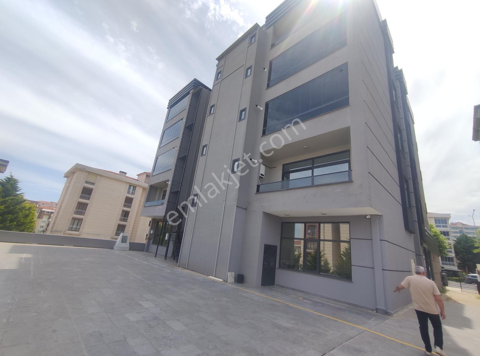 Cadde Üzeri Deniz Manzaralı Eşyalı Ayçadan Kiralık 1+1 Daire - Görsel 16