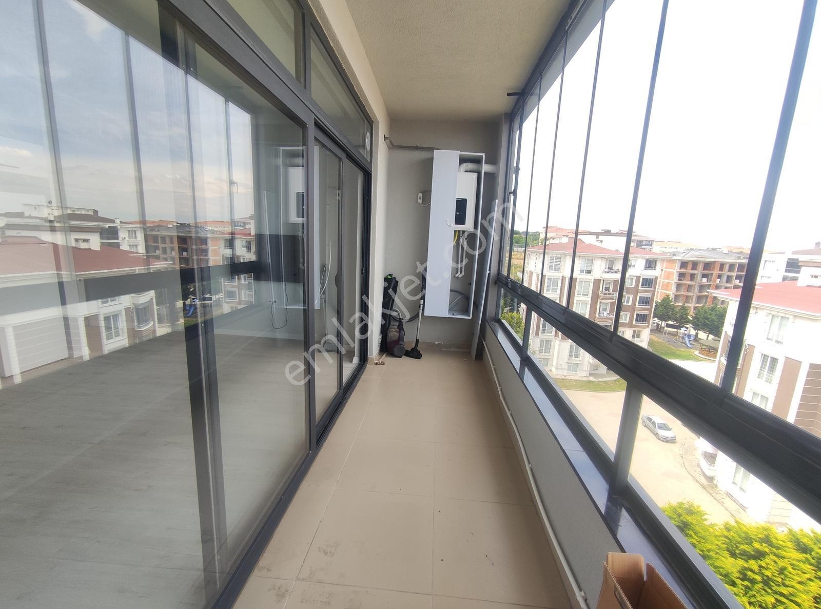 Cadde Üzeri Deniz Manzaralı Eşyalı Ayçadan Kiralık 1+1 Daire - Görsel 7