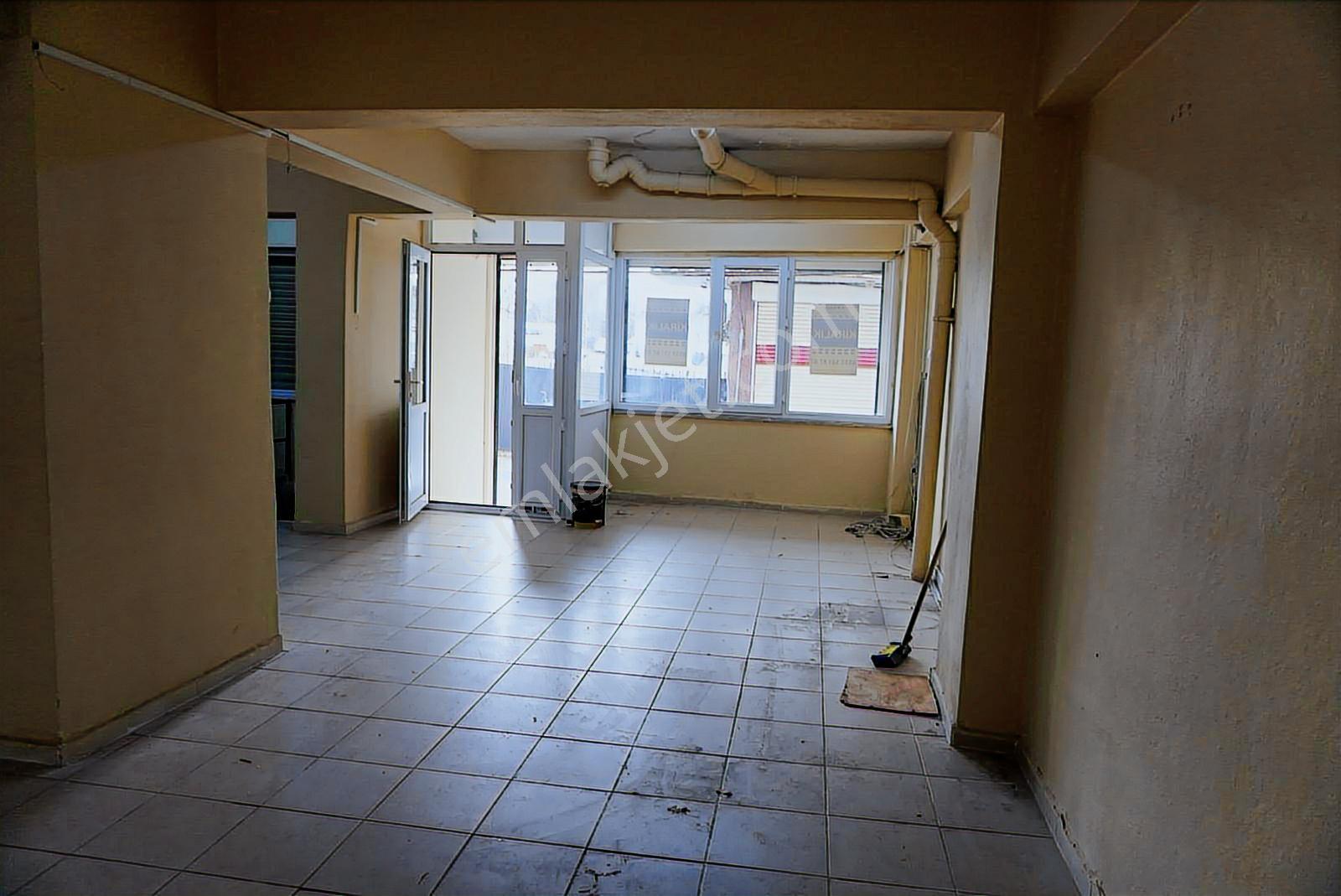 Yüzyıl 42 Evler'de Önü Açık, 160m² Geniş Kiralık Dükkan - Görsel 19