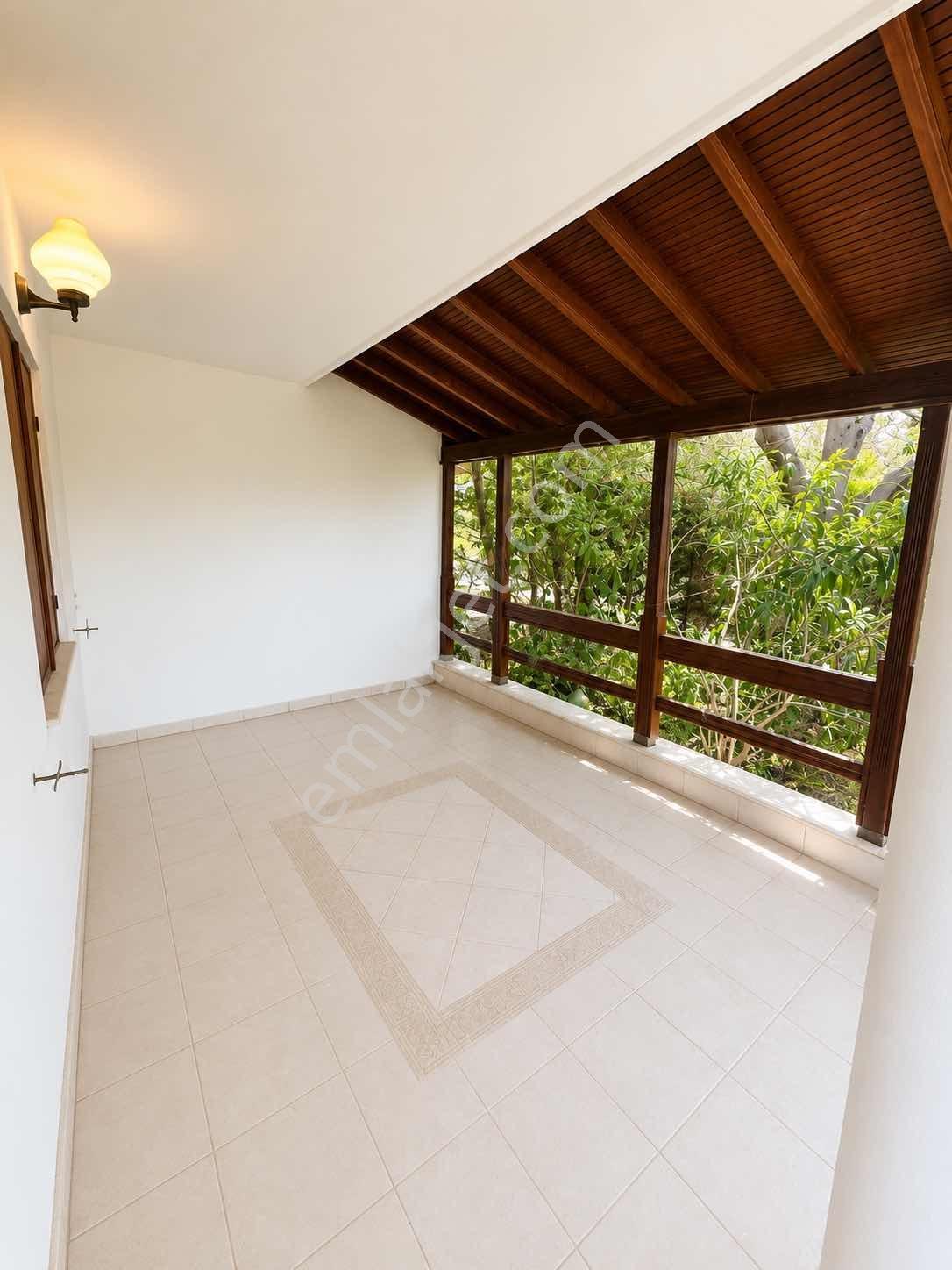 Çeşme'de Site İçinde Deniz Manzaralı 4+1 Villa - Görsel 24