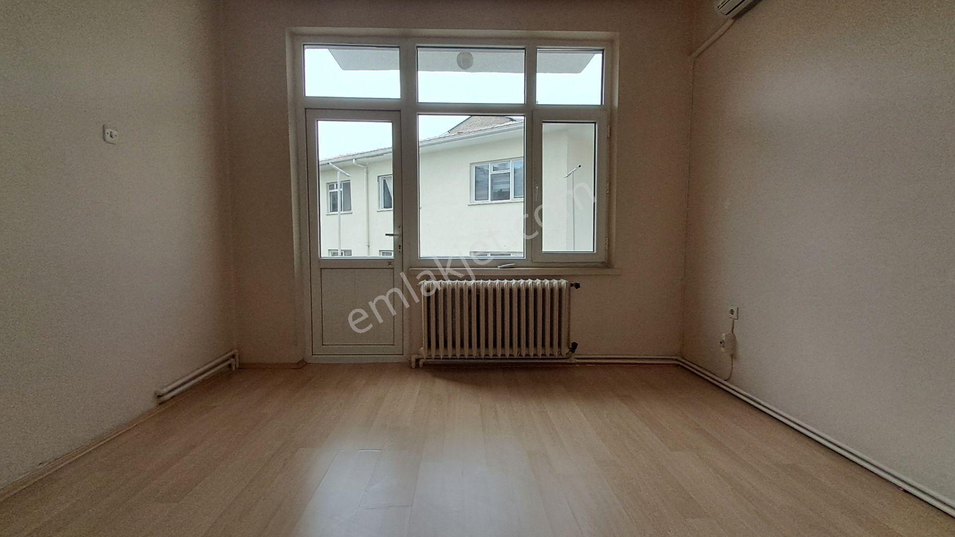 Çankaya Nilgün Sokak'ta Üst Kat 3+1 Kombili Otoparklı Kiralık Daire