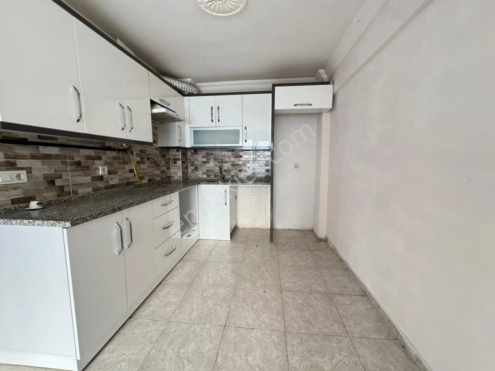 Horozköyde Merkezi Konumda 2+1 Açık Mutfak Daire