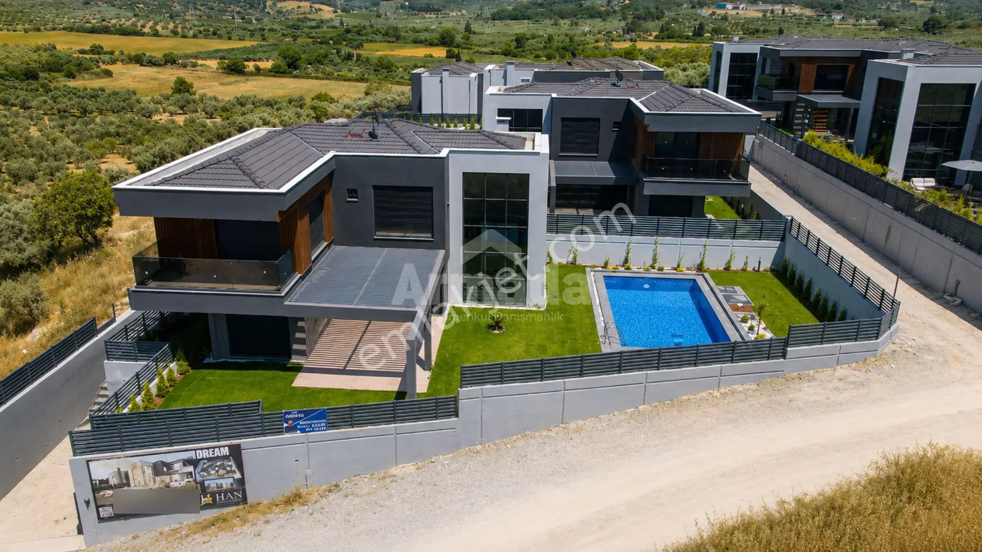 Kuşadası Karaova Mahallesi'nde Tek Müstakil Özel Havuzlu Villa - Görsel 2