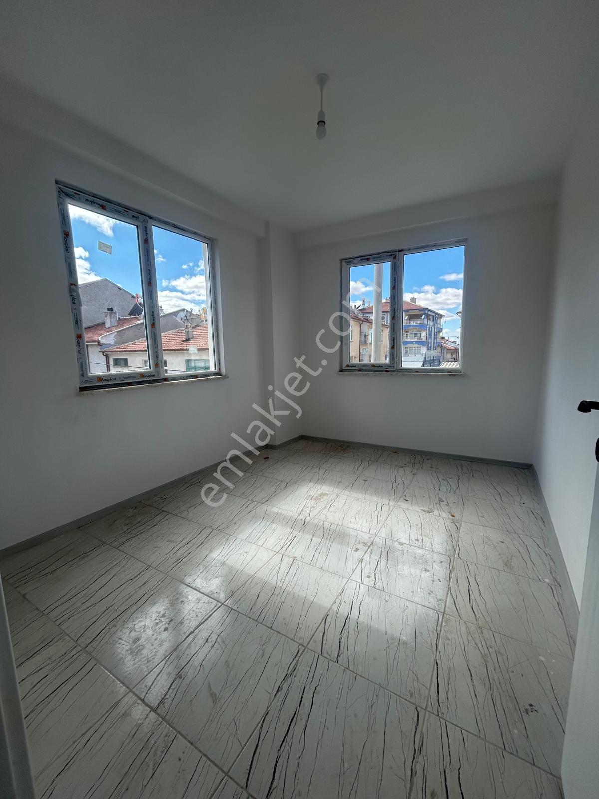 Belediye Yakını 1+1 Eşyalı Kiralık Apart