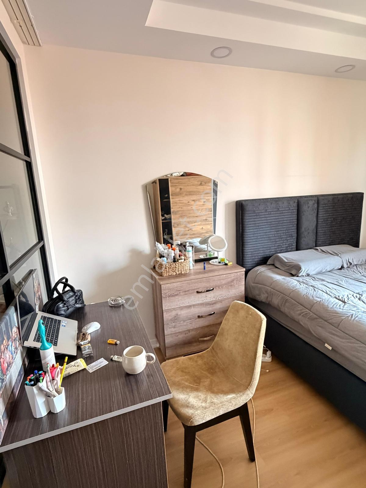 Çarşı Rezidansta Kiralık Ara Kat Balkonlu Full Eşyalı 1+1 Daire - Görsel 4