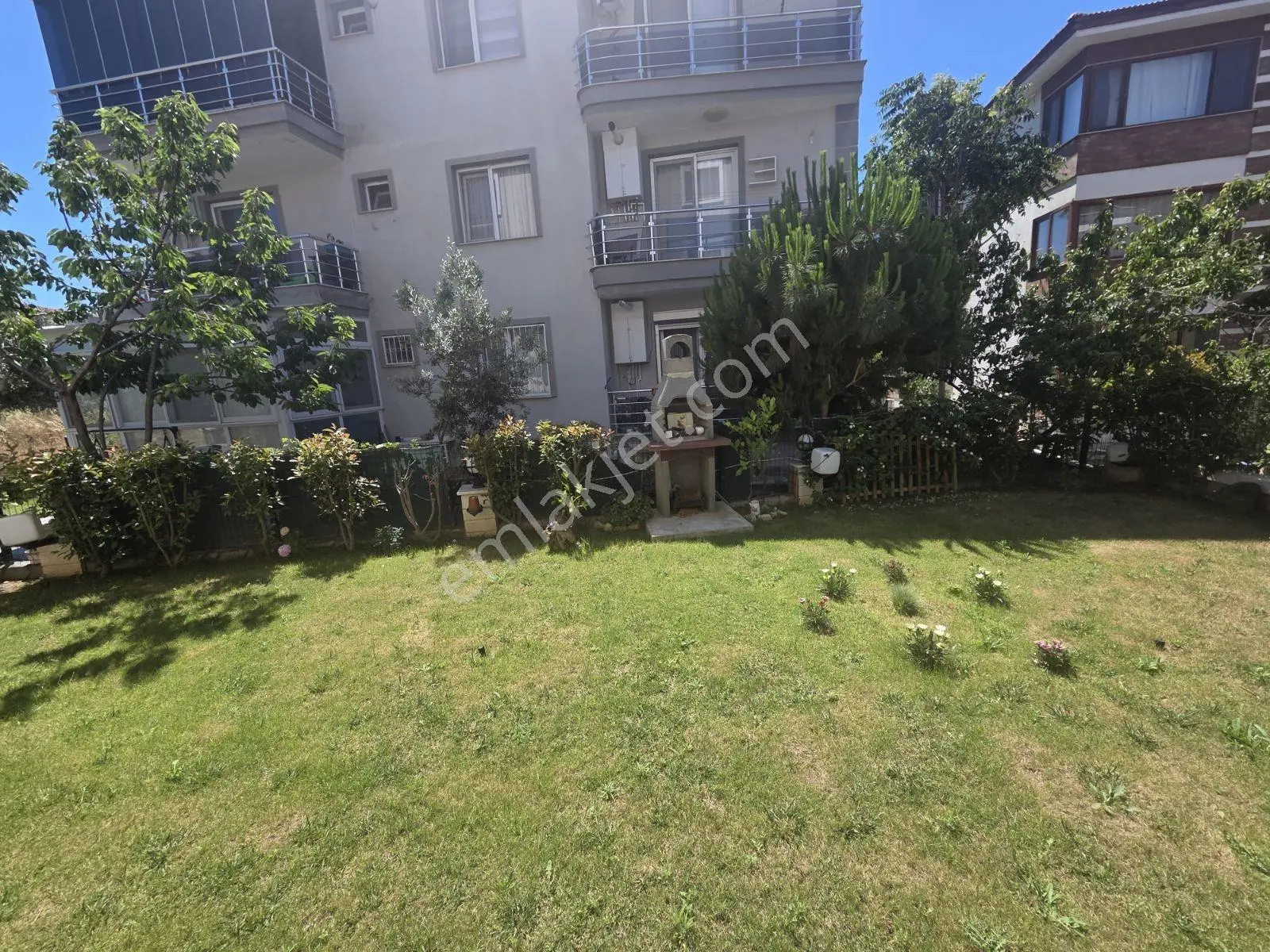 Yenifoça'da Özel Peyzajlı Ferah Satılık 2+1 Daire - Görsel 4