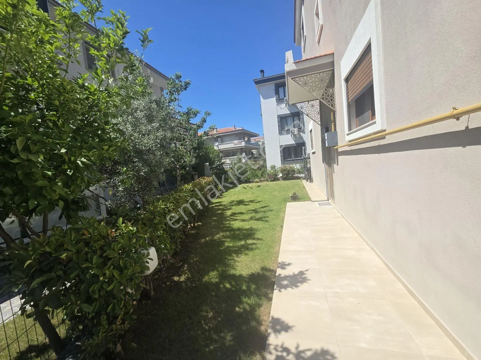 Yenifoça'da Özel Peyzajlı Ferah Satılık 2+1 Daire - Görsel 2